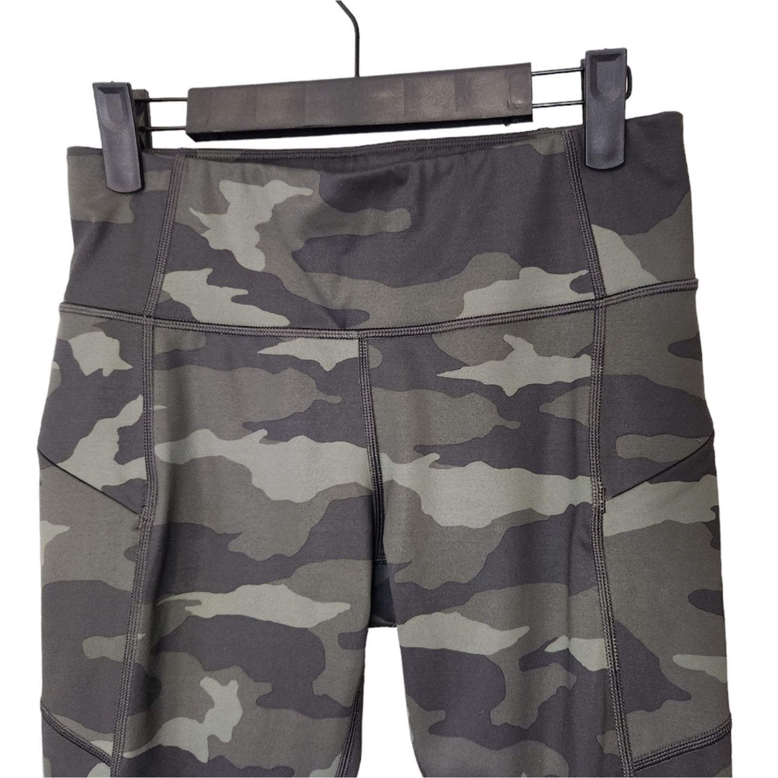 Athleta Athleta Camo Contender 7/8 tight in black Olive small Petite Size 27" / US 4 / IT 40 - 4 Thumbnail