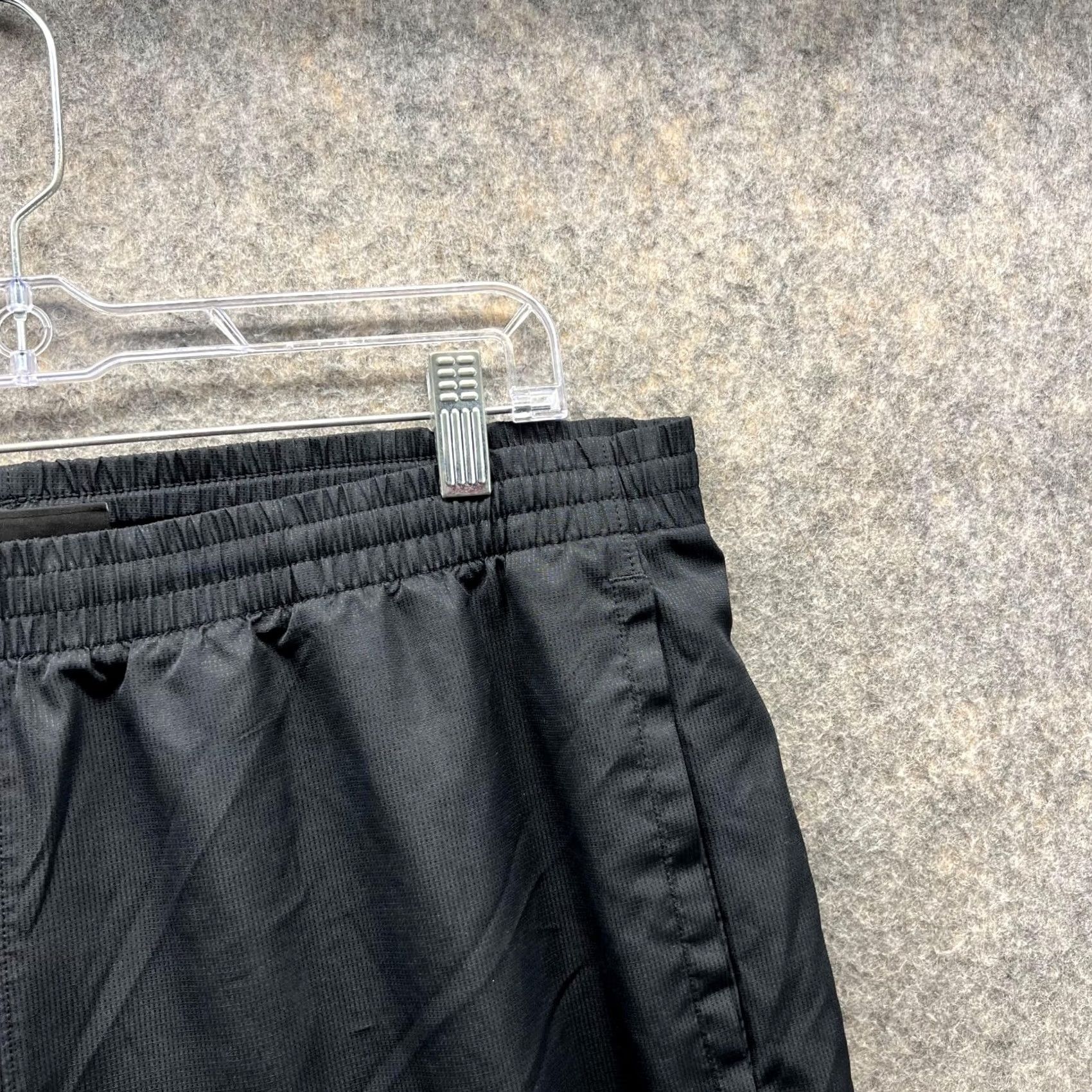 Under Armour Under Armour Sweatpants Men XL Black Athletic Training Loose Tapered Adjustable Pockets Sweatpants Regular Fit Pants Size US 36 / EU 52 - 6 Thumbnail
