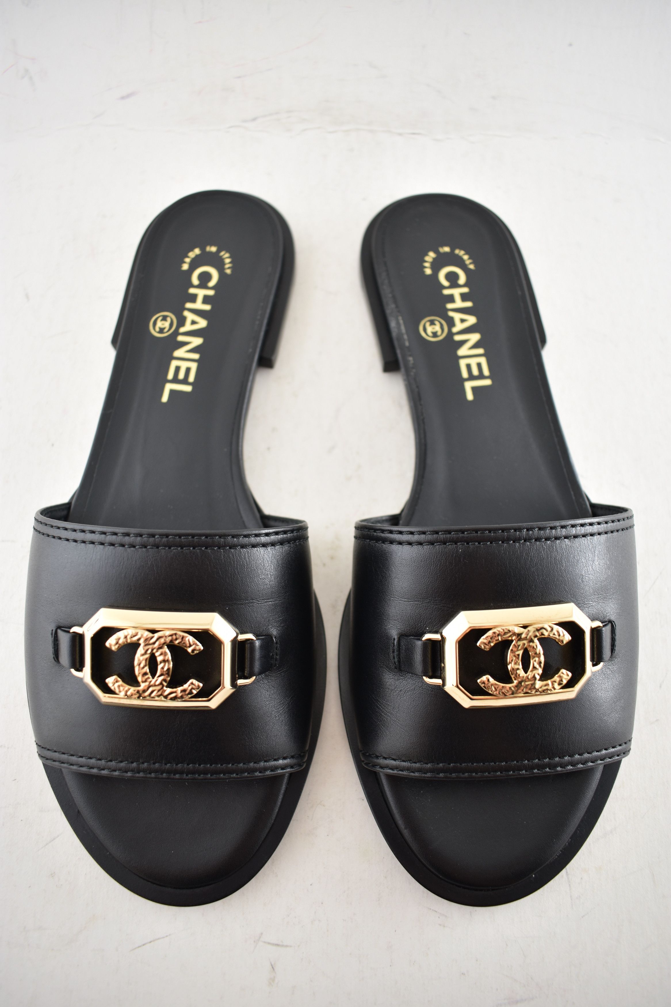 Chanel Chanel 23B Leather Gold CC Logo Mule Slides Sandals Flat 38 Size US 8 / IT 38 - 3 Thumbnail