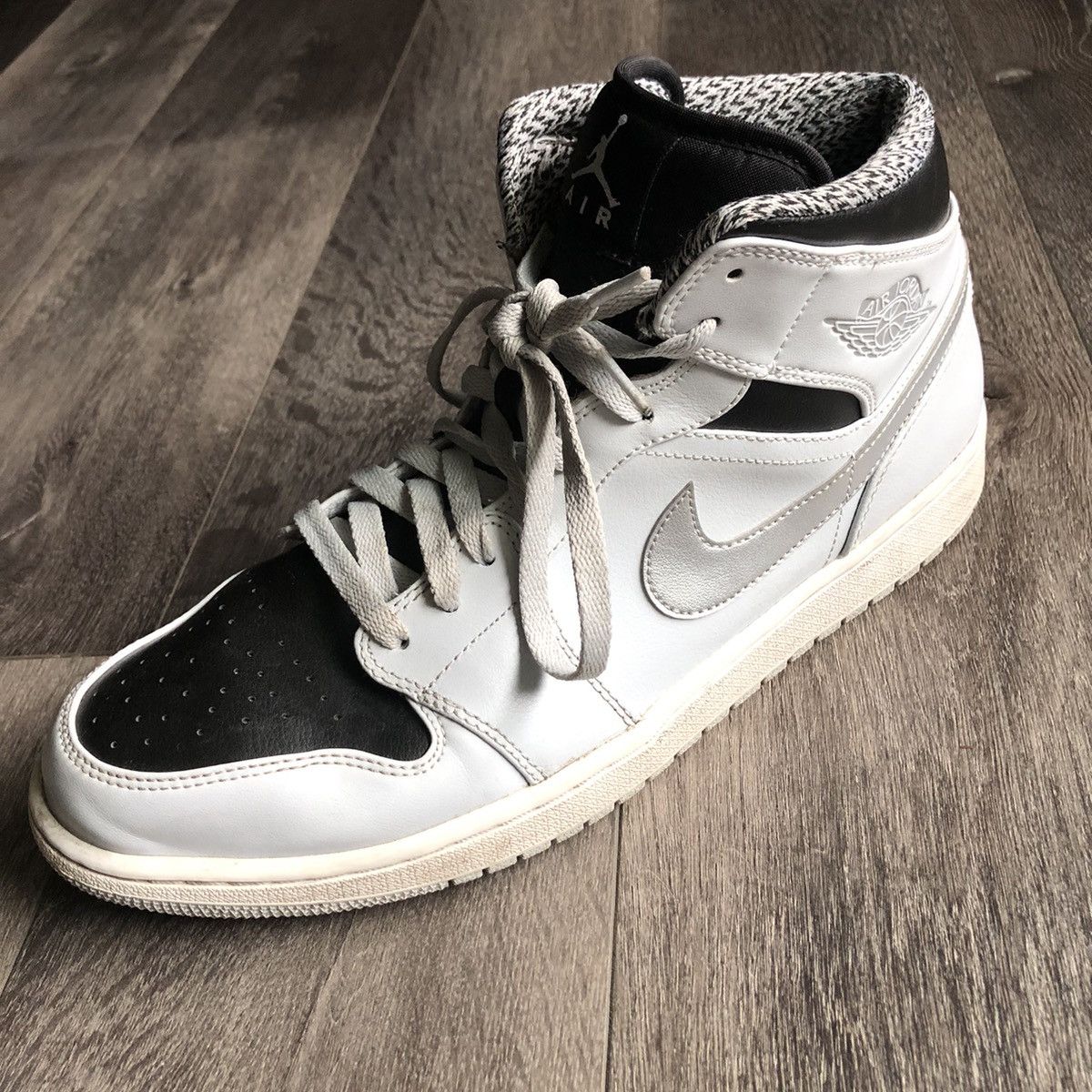 Jordan Brand Air Jordan 1 Retro Mid Wolf Grey Platinum Metallic Shoes Size US 12 / EU 45 - 10 Thumbnail