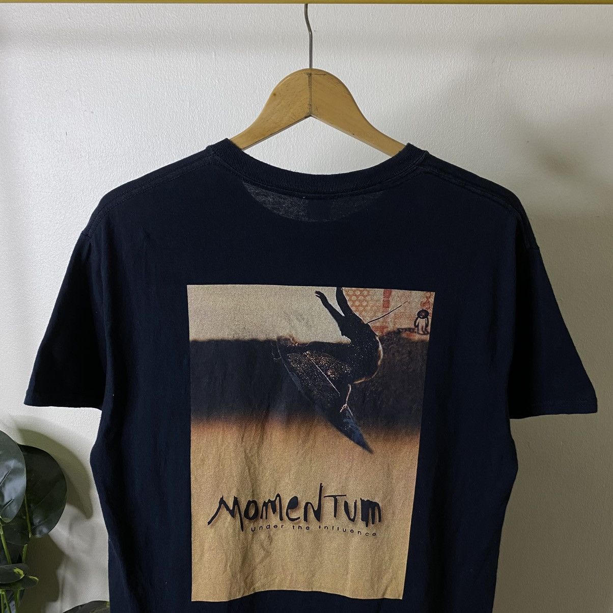 Vintage 2001 Momentum Under the Influence Surf Movie Promo T Shirt Size US M / EU 48-50 / 2 - 2 Thumbnail