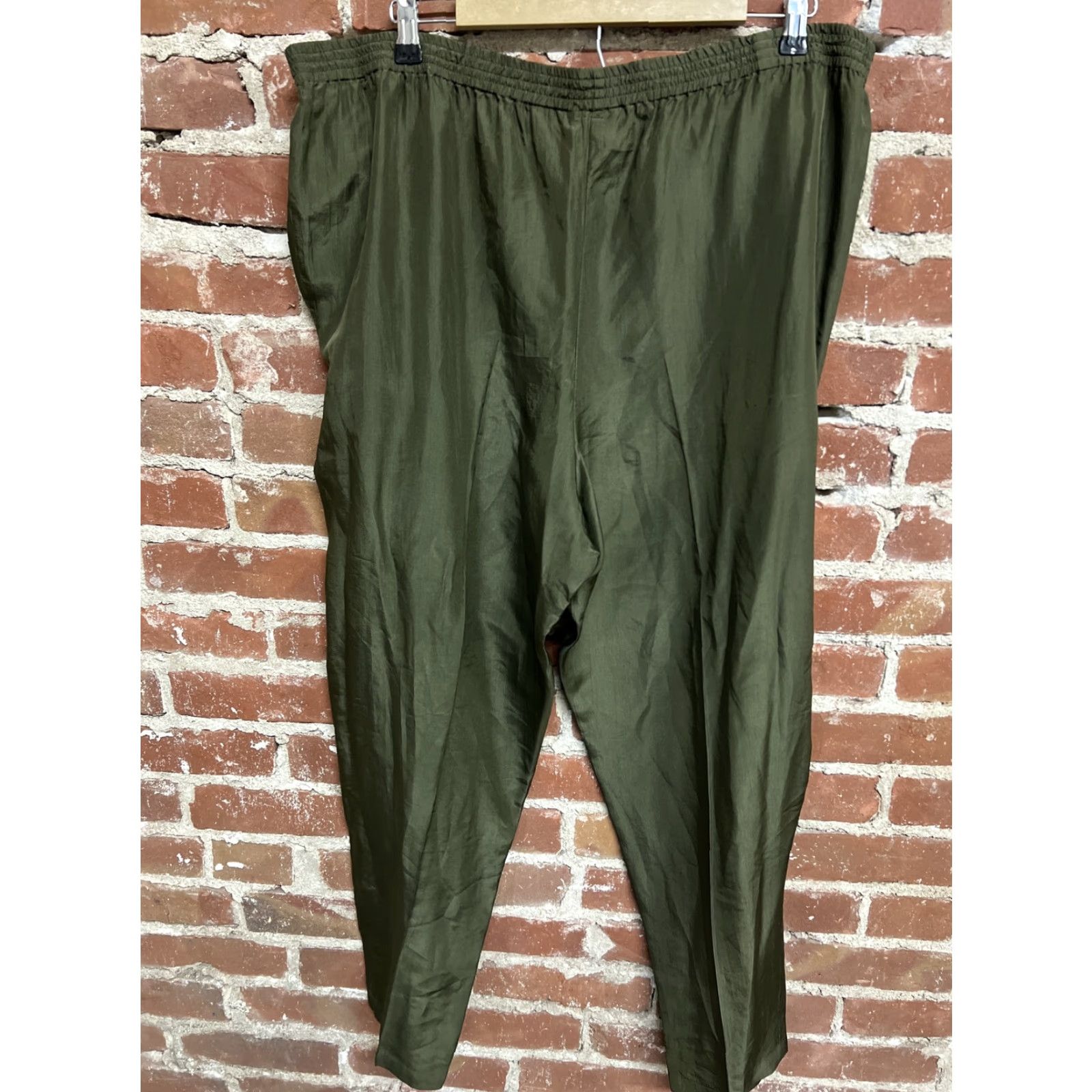 Vintage Regina Porter Pants 1X Green 100% Silk Tapered Leg Dress Pants Womens Silk Pants 1X Green Size 40" / US 18 - 3 Thumbnail