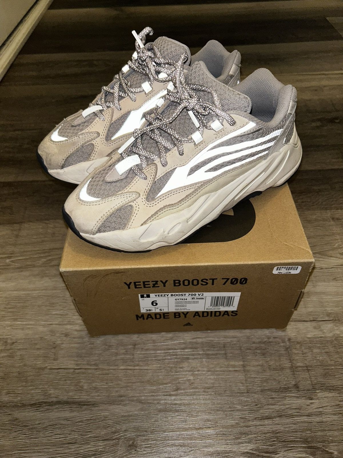 Yeezy Yeezy Boost 700 V2 Size US 6 / EU 39 - 1 Thumbnail