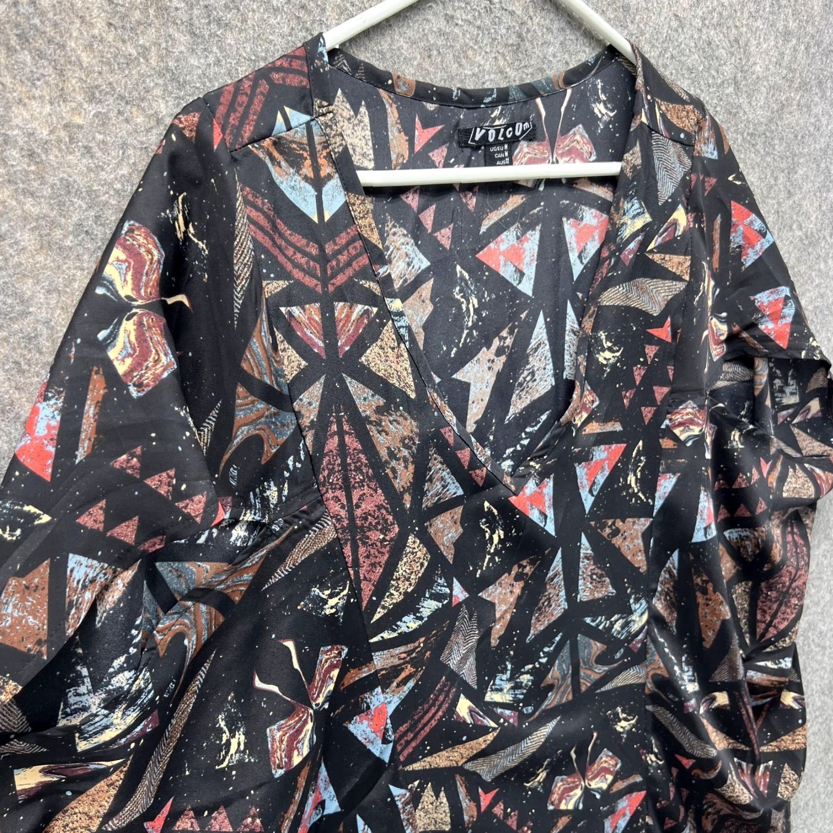 Volcom VINTAGE Volcom Shirt Blouse Women Medium Black Pink V-Neck Geometric Tunic Top Short Sleeve Casual Geometric Pattern Womens Size M / US 6-8 / IT 42-44 - 3 Thumbnail