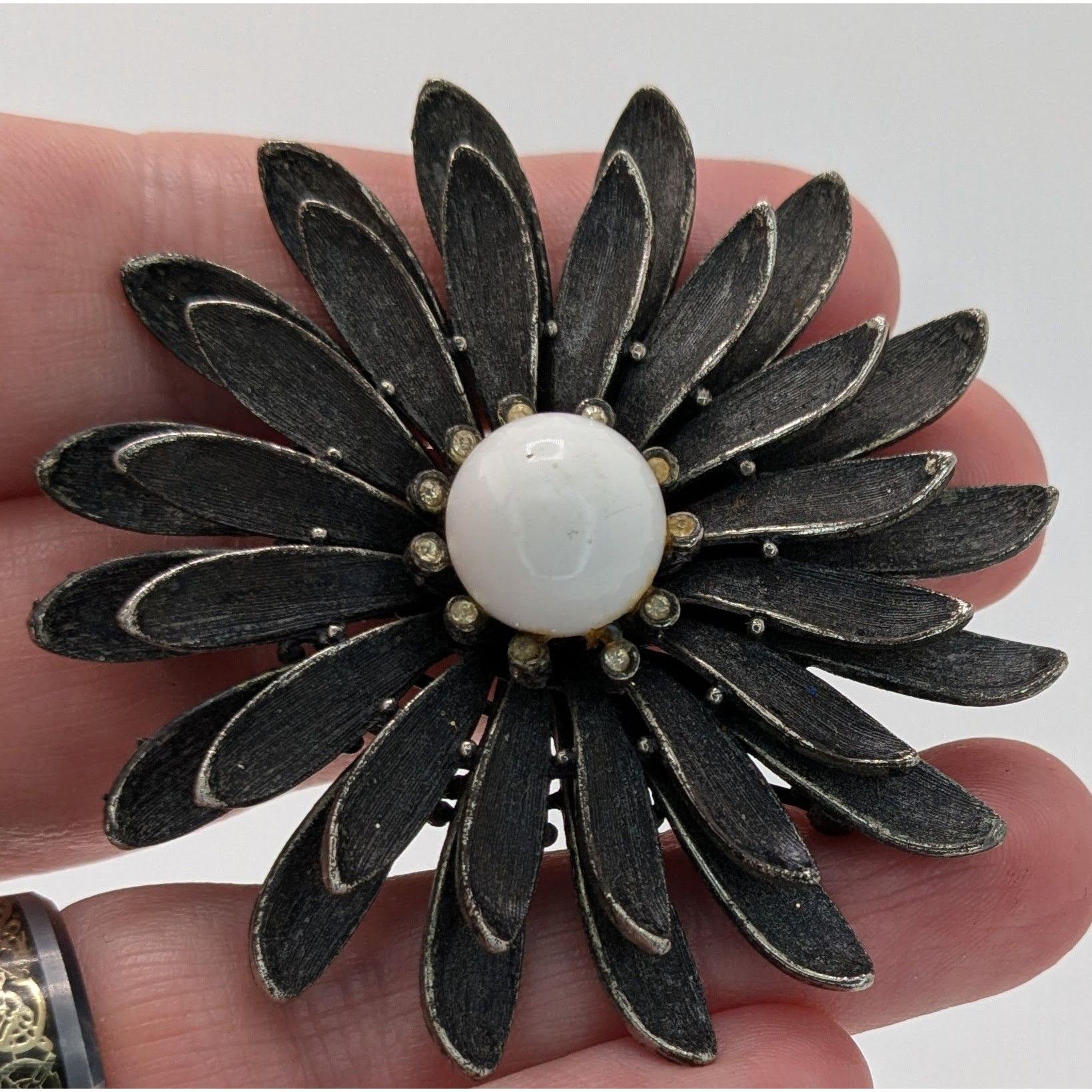 Other Vintage Cottagecore Black Metal Daisy Brooch With Rhinestone Size ONE SIZE - 4 Thumbnail