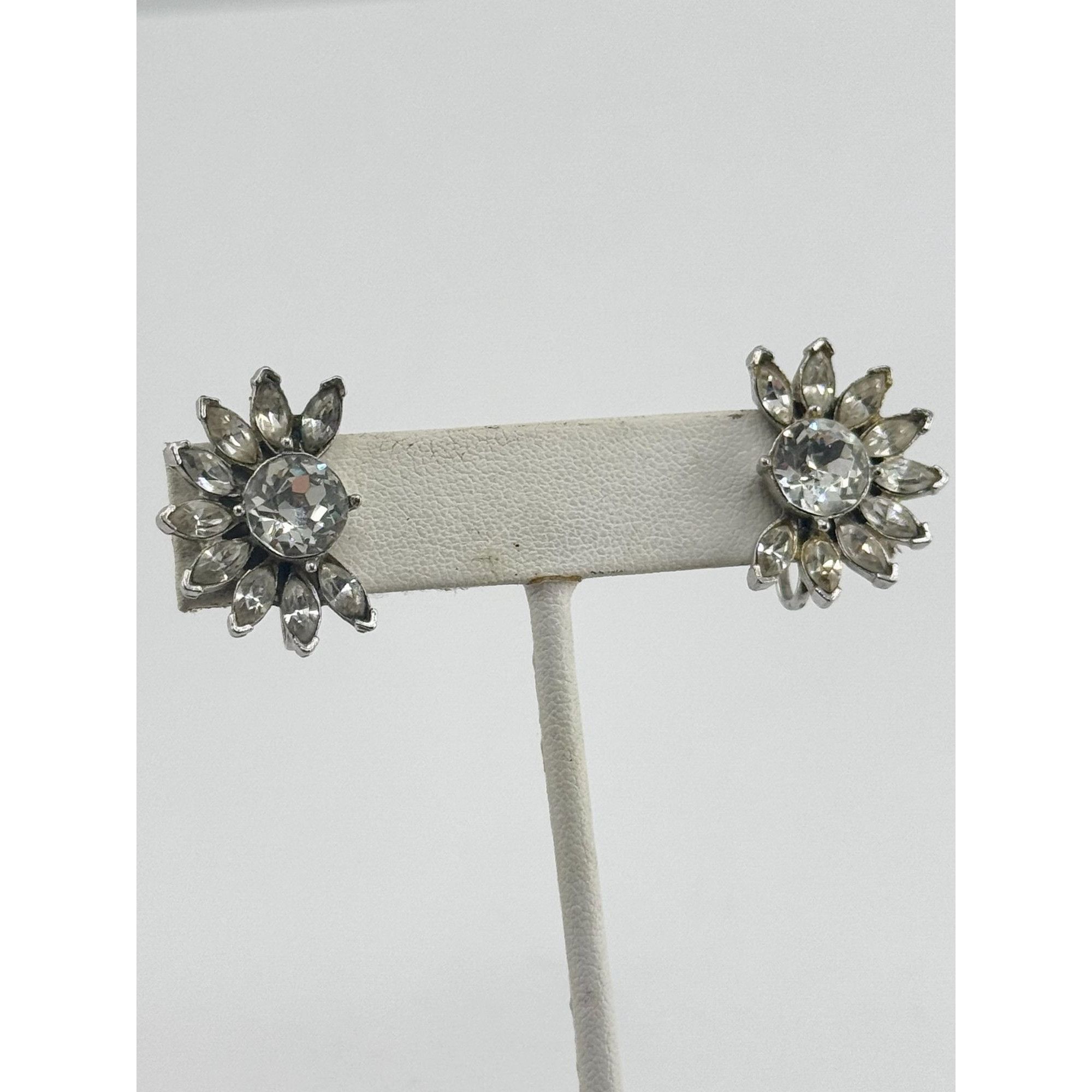 Vintage vintage glass silver rhinestone screw back earrings Size ONE SIZE - 3 Thumbnail