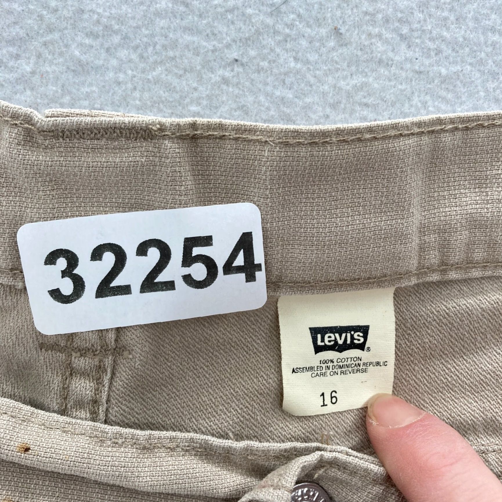 Levi's VINTAGE Levi's Cargo Shorts Women's 16 Khaki Canvas High Rise Workwear Size 38" / US 16 / IT 52 - 6 Thumbnail