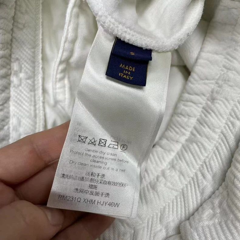 Louis Vuitton Louis Vuitton size s White embossed full-printed logo stra Size US 28 / EU 44 - 3 Thumbnail