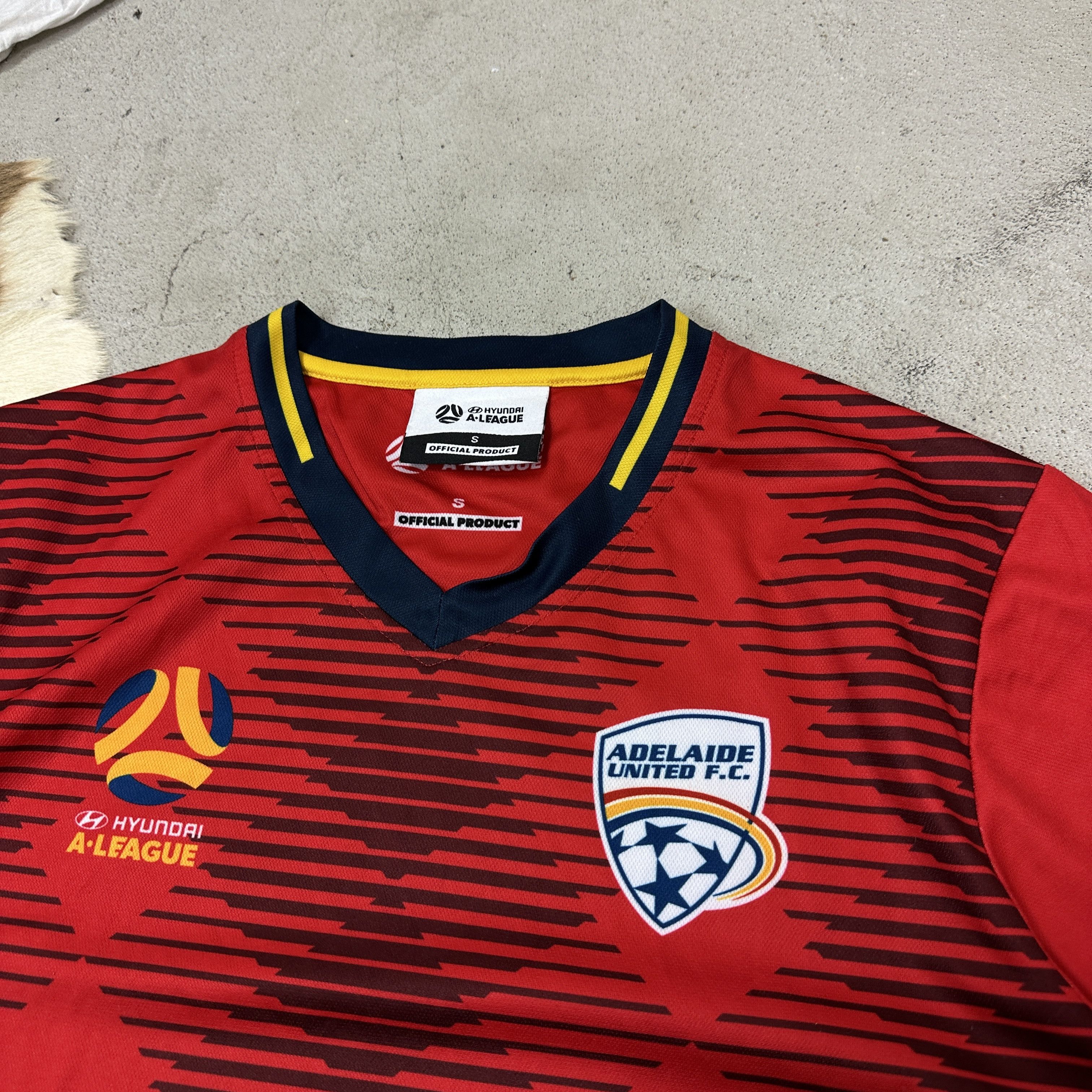 Vintage Vintage Sporty A-League Adelaide FC Jersey Y2K Size US S / EU 44-46 / 1 - 2 Thumbnail