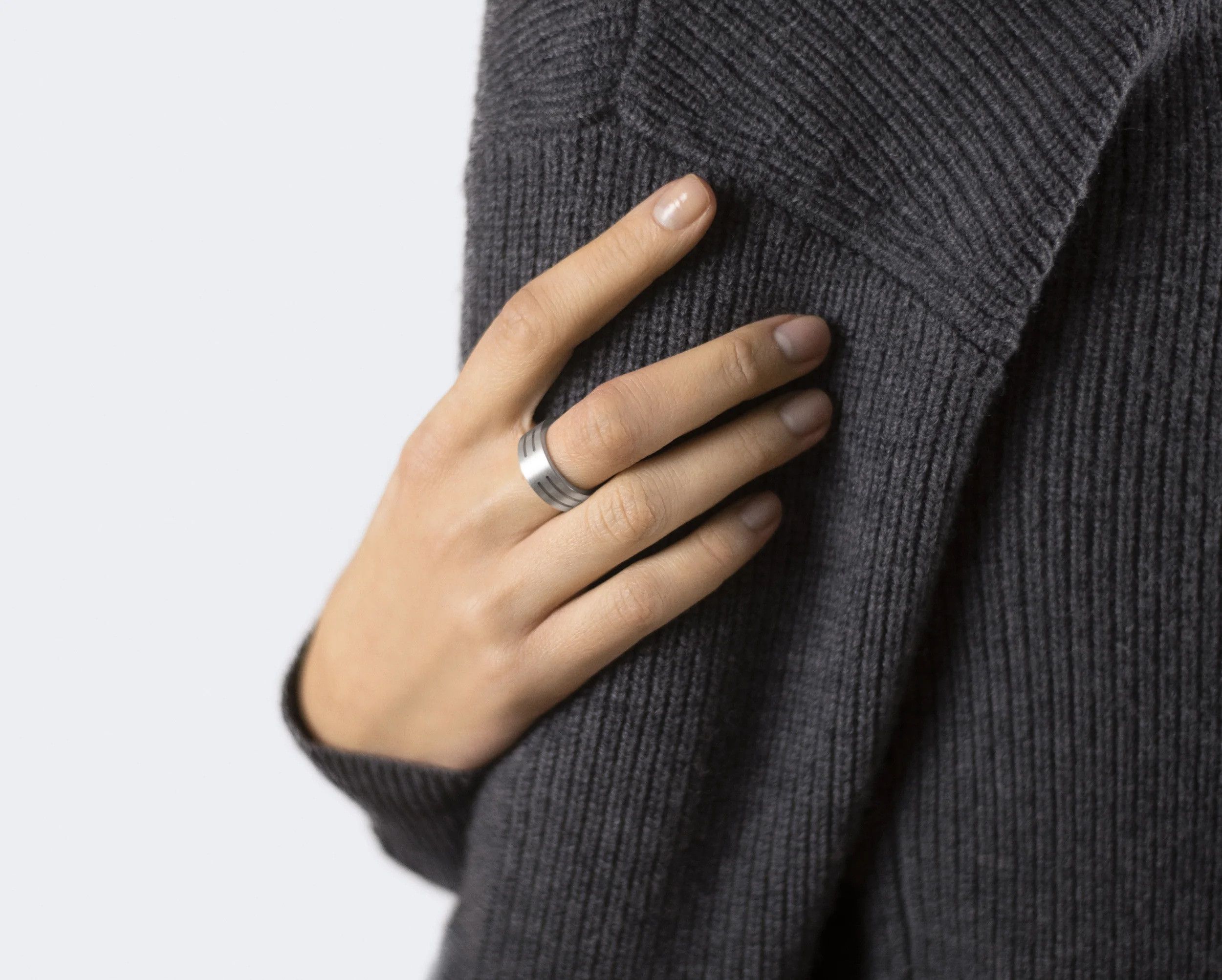 Le Gramme 925 sterling silver brushed perforated ribbon ring la 7g Size ONE SIZE - 5 Thumbnail