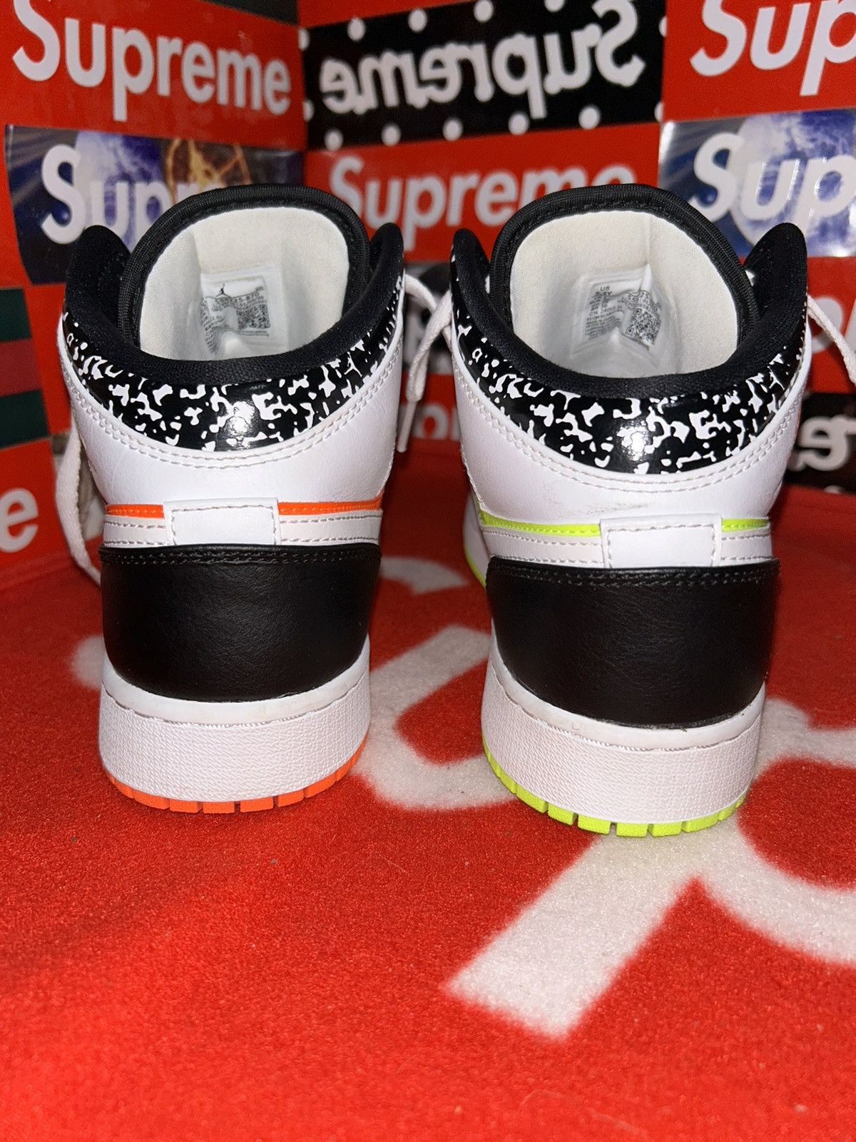 Jordan Brand Jordan 1 Mid Composition Notebook (GS) 554725-870 size 5.5y Size US 5.5 / EU 38 - 3 Thumbnail