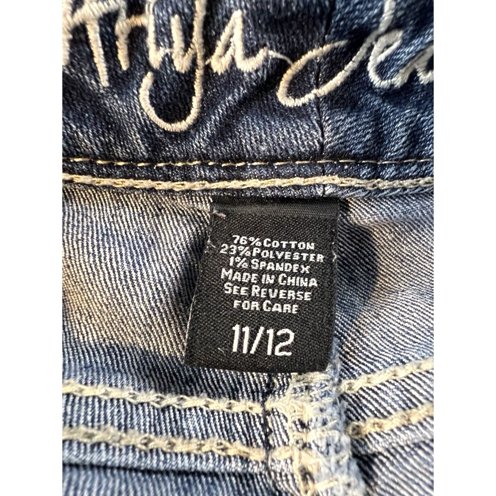 Vintage **Ariya Jeans Women's Curvy Low Rise 11/12 Regular Fit Blue Denim Jeans** User: **Ariya Jeans Women's Curvy Low Rise Blue Denim 11/12 Regular Fit** Size 32" / US 10 / IT 46 - 4 Thumbnail
