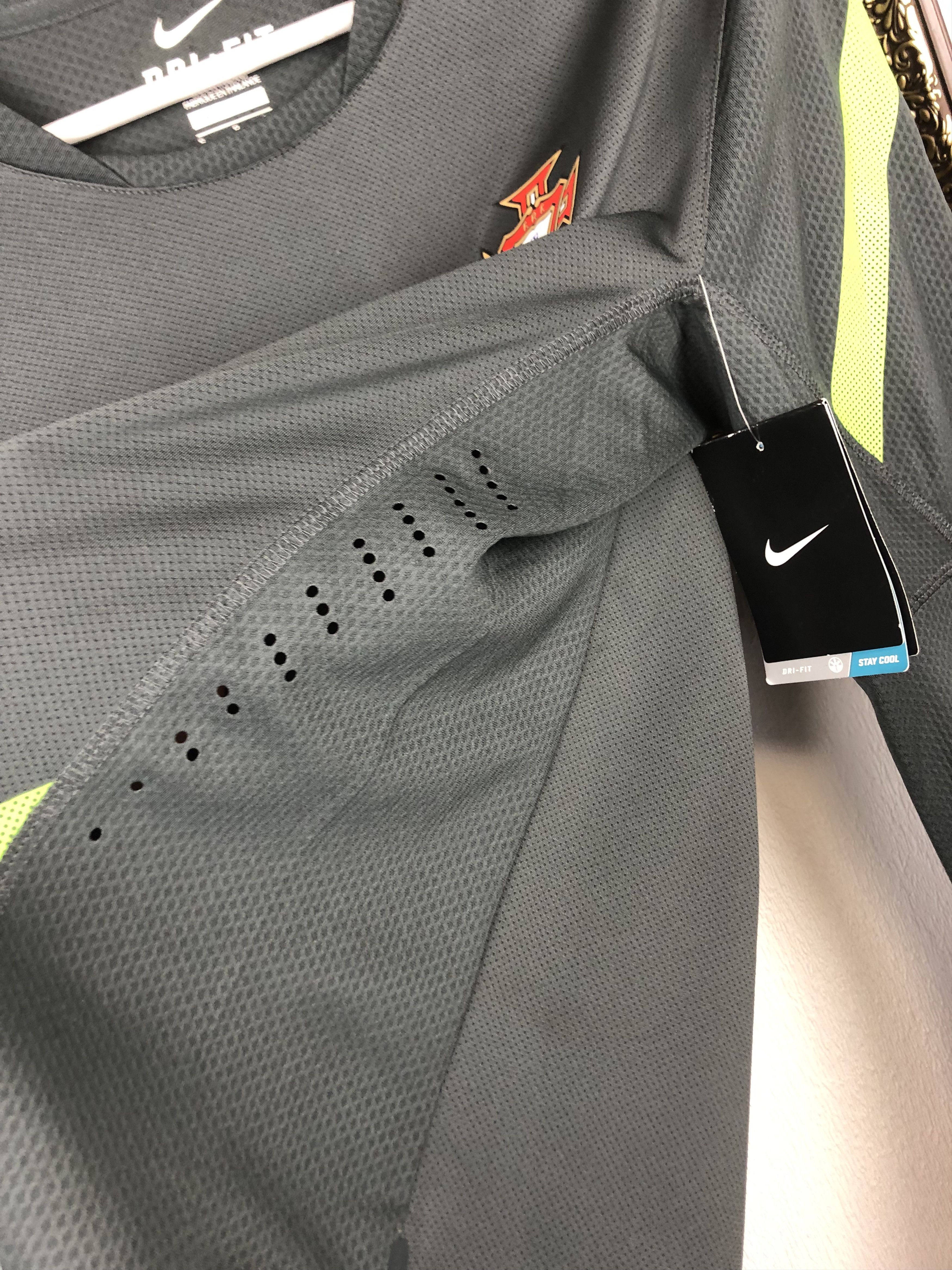 Nike Portugal shirt Long Sleeve Player Issue New World Cup Size US S / EU 44-46 / 1 - 3 Thumbnail