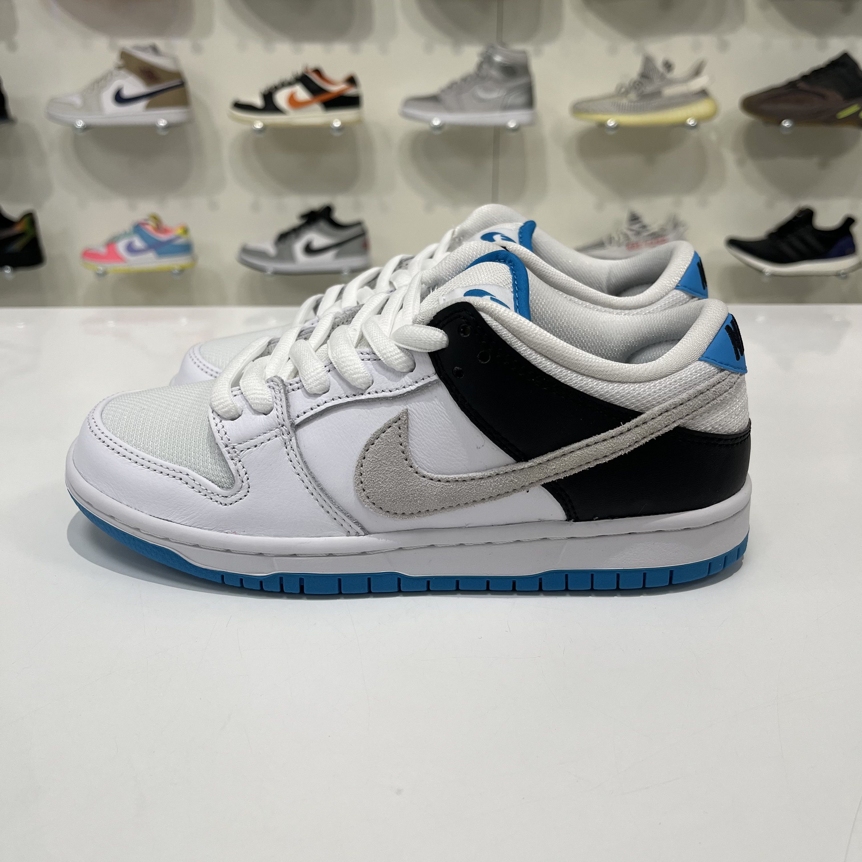 Nike SB Nike SB Dunk Low Laser Blue Size US 6 / IT 36 - 2 Thumbnail