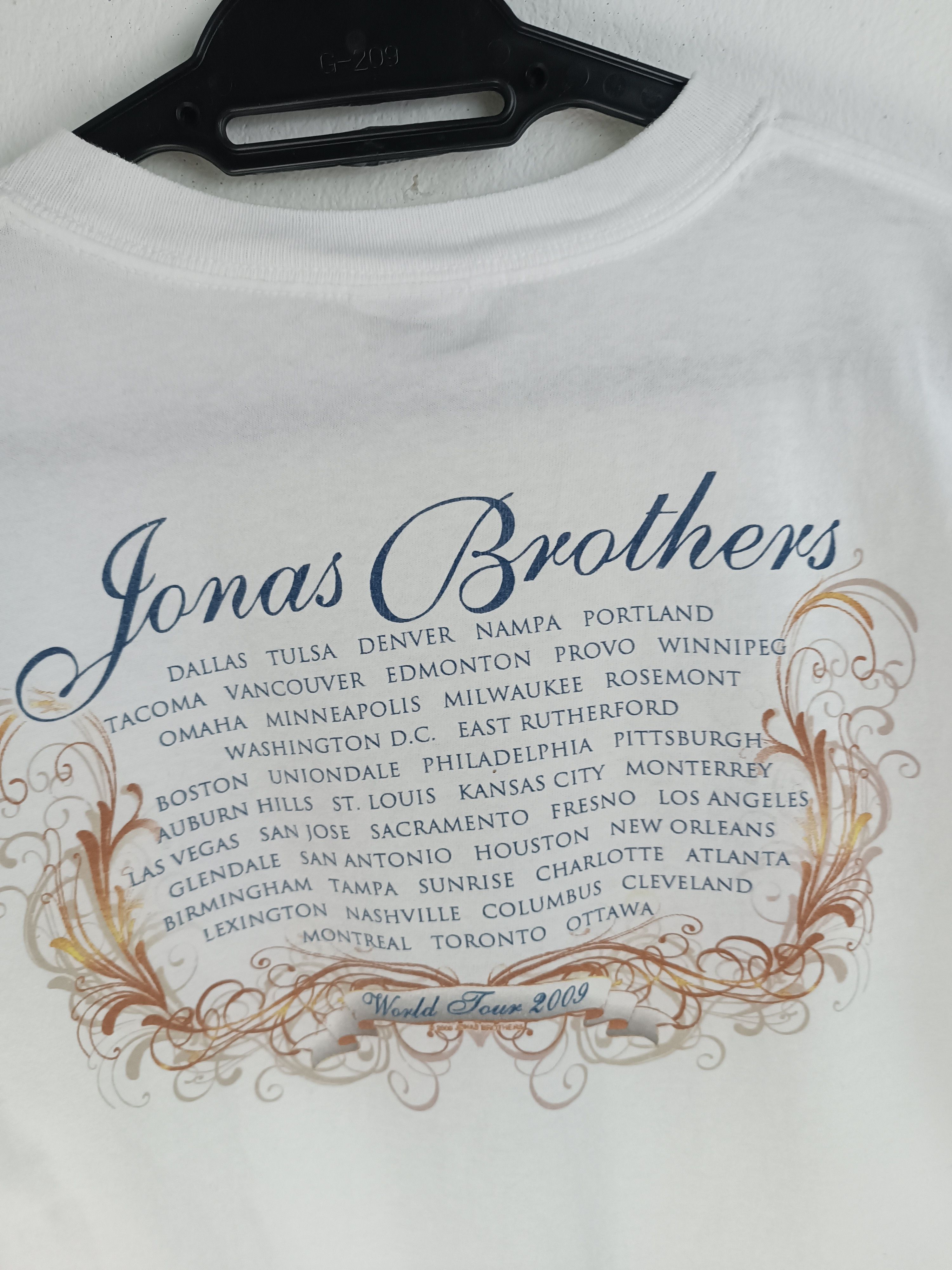 Band Tees VINTAGE '09 JONAS BROTHERS TOUR TEE dnce lovato styles Size US XS / EU 42 / 0 - 15 Thumbnail