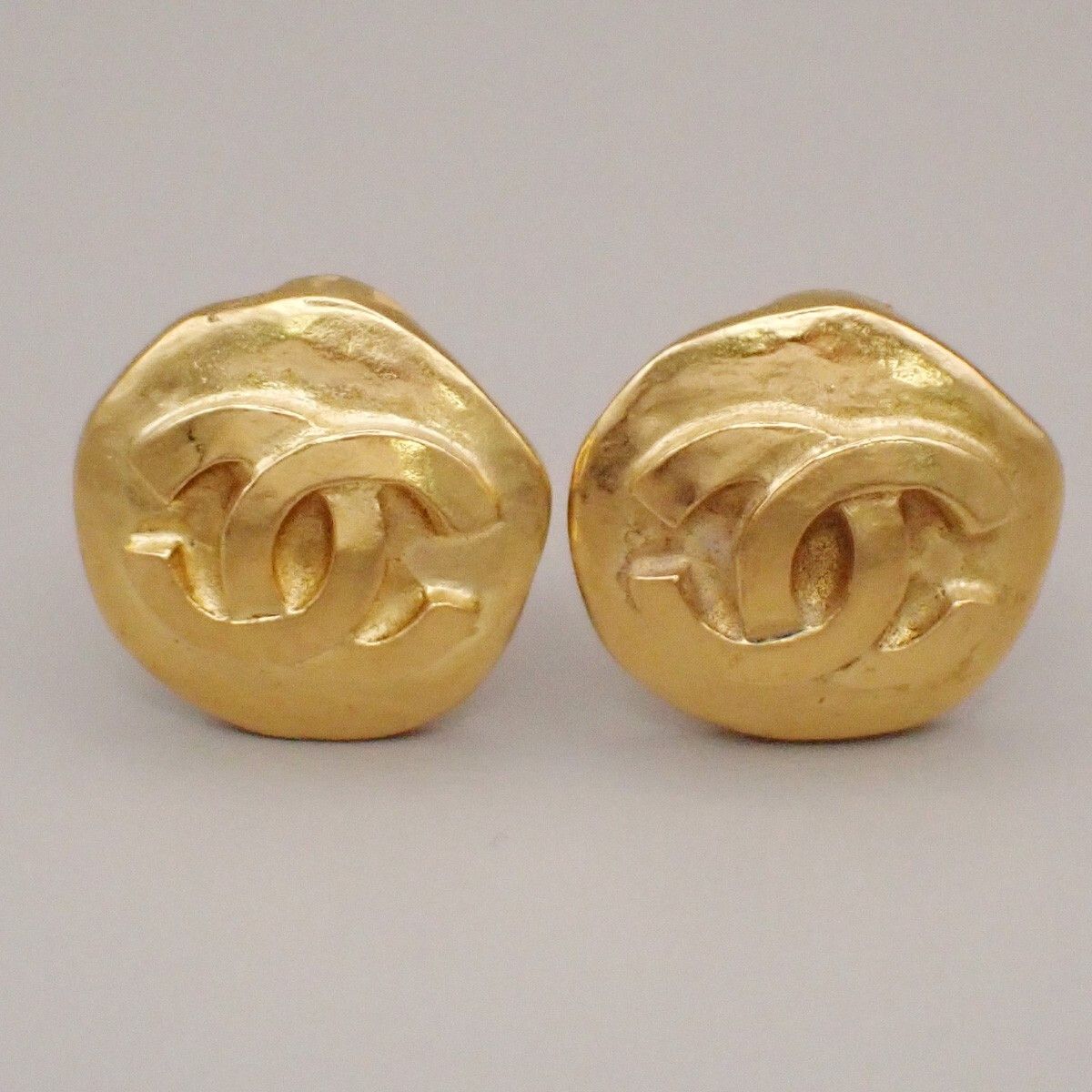 Chanel Chanel Vintage CC Round Clip-On Metal Size ONE SIZE - 1 Thumbnail