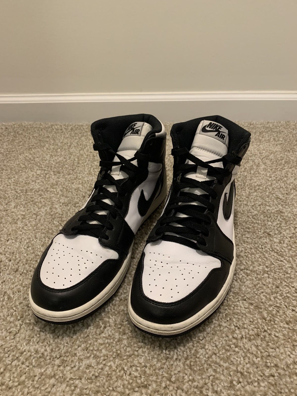 blacka nd white jordan 1