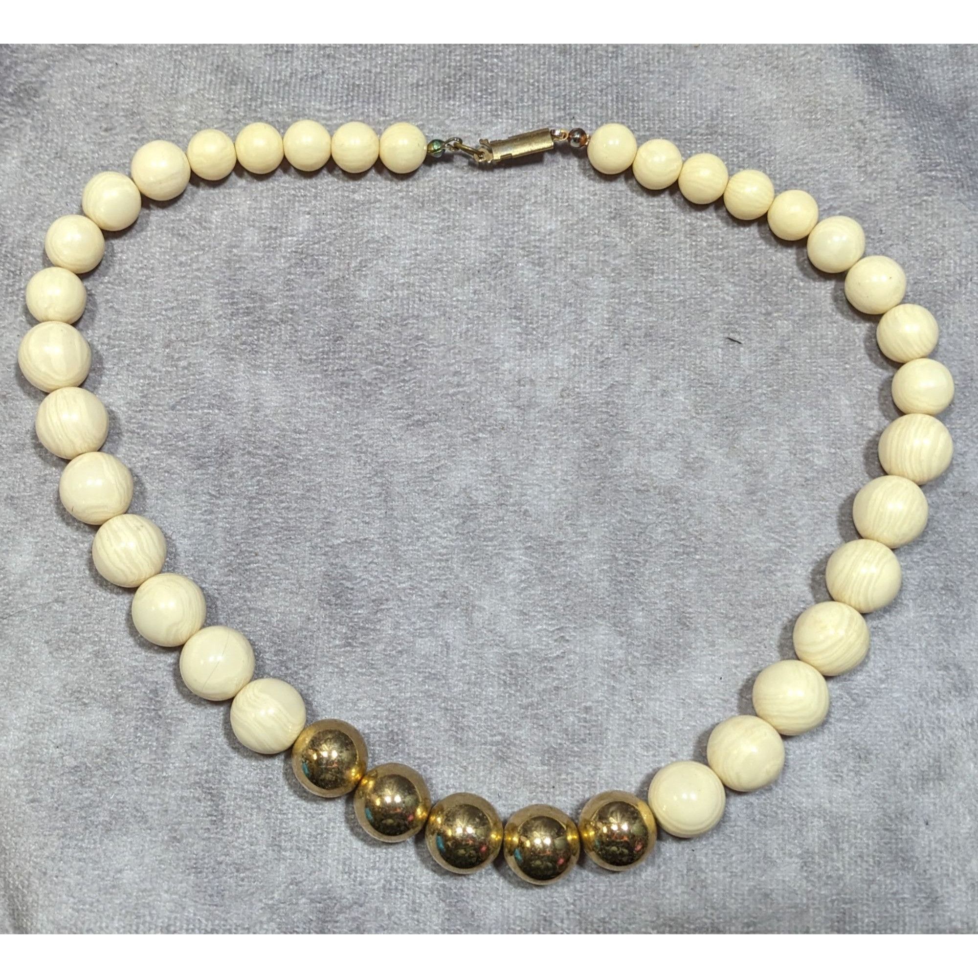 Other Vintage Marbled Cream Lucite And Gold Tone Beaded Necklace Size ONE SIZE - 4 Thumbnail