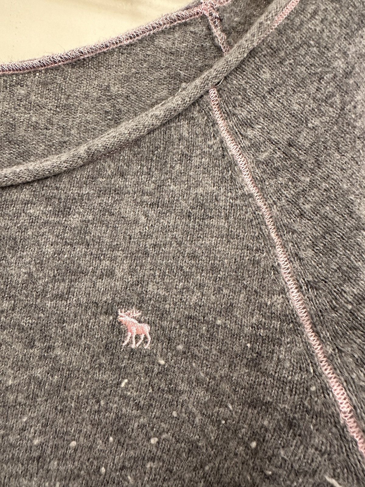 Abercrombie & Fitch Women’s Abercrombie & Fitch gray sweater w pink thread, L. Size L / US 10 / IT 46 - 2 Thumbnail