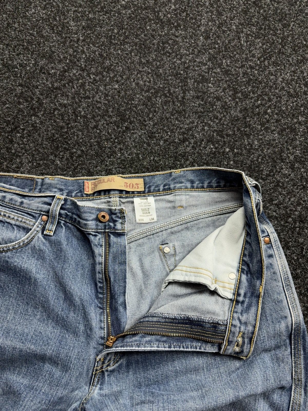 Levi's Retro 00s Levi’s 505 USA Regular Fit Light Wash Denim Jeans Size US 36 / EU 52 - 11 Thumbnail