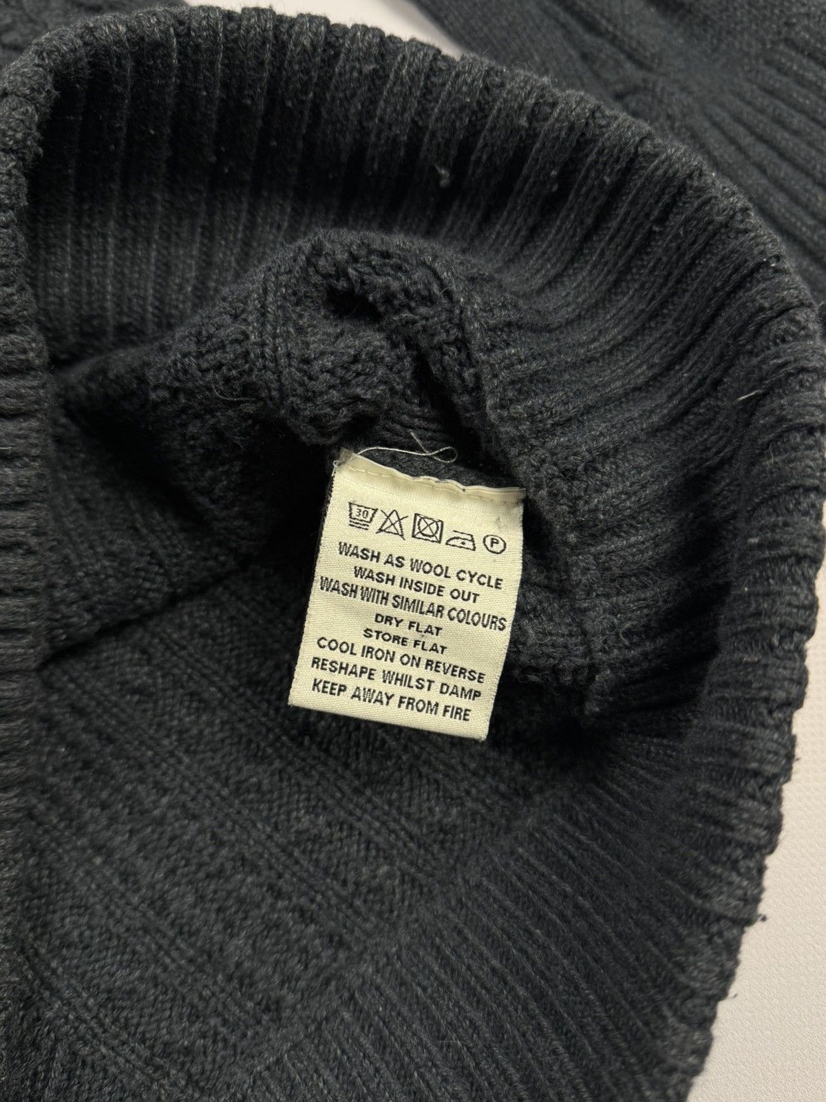 Le Grande Bleu (L.G.B.) Superdry Japanese Abercrombie Y2K Beauty Fur Sweater Size M / US 6-8 / IT 42-44 - 9 Thumbnail