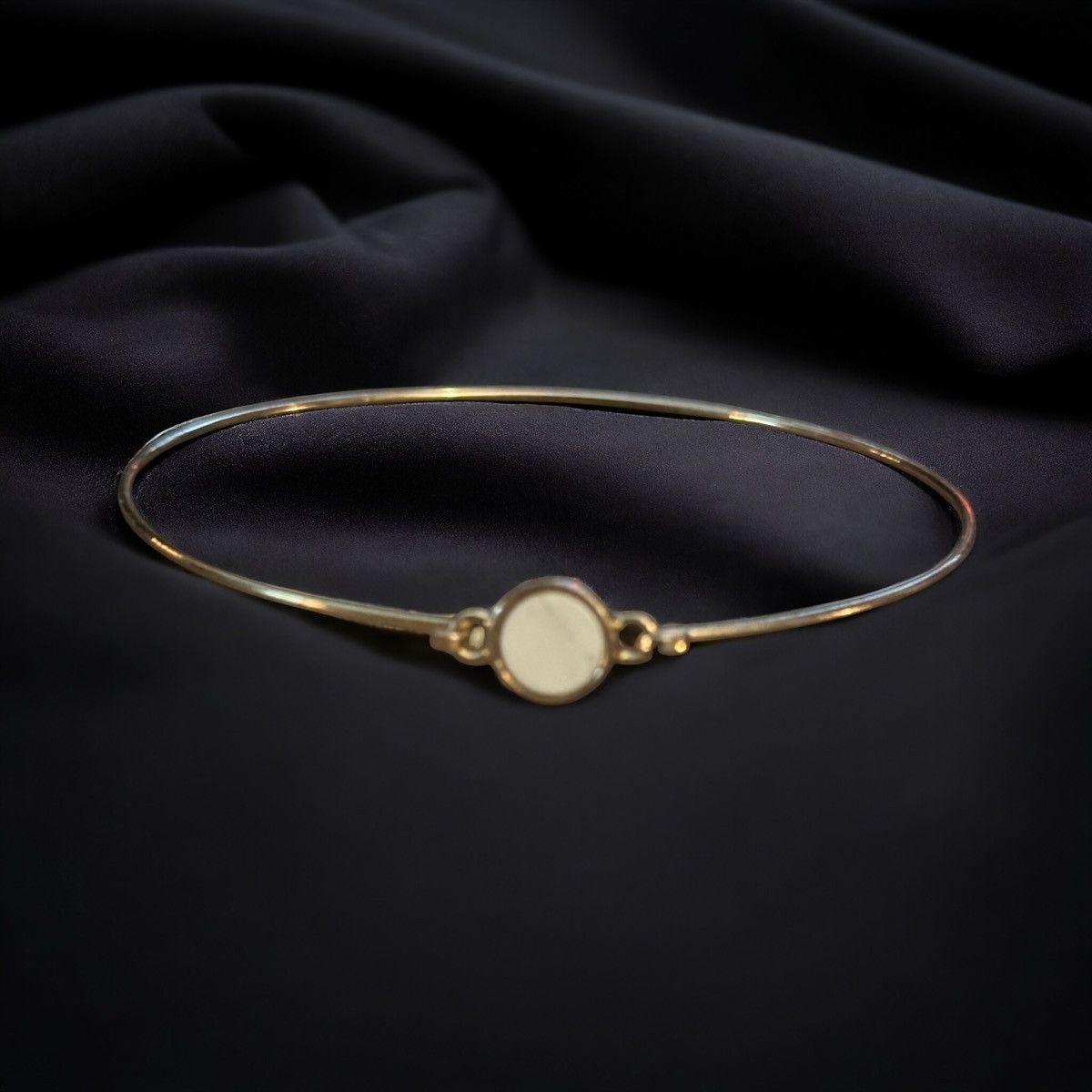 Other Gold tone wire hook bangle bracelet with enamel center Size ONE SIZE - 1 Thumbnail