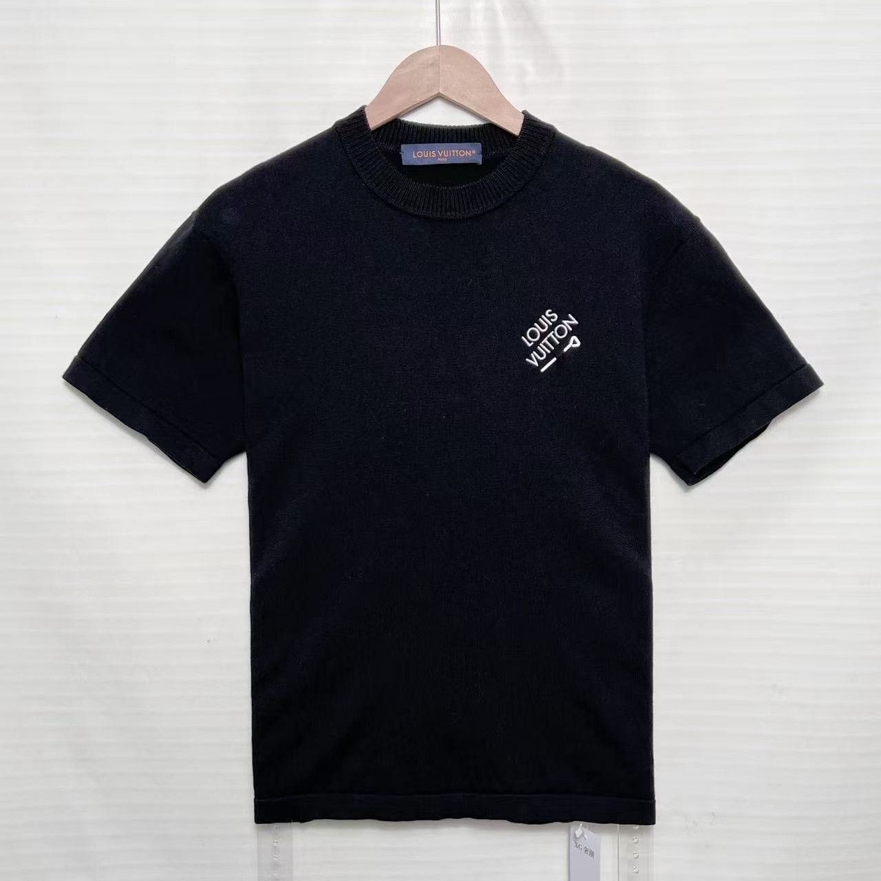 Louis Vuitton LV Pin Short Sleeve T-Shirt Size US L / EU 52-54 / 3 - 1 Thumbnail