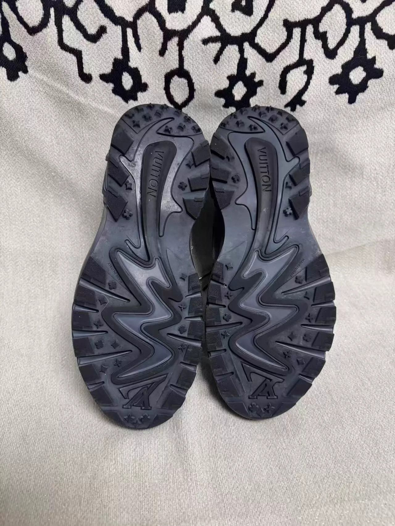Louis Vuitton LV Gray Sneaker 42 Size US 9 / EU 42 - 4 Thumbnail