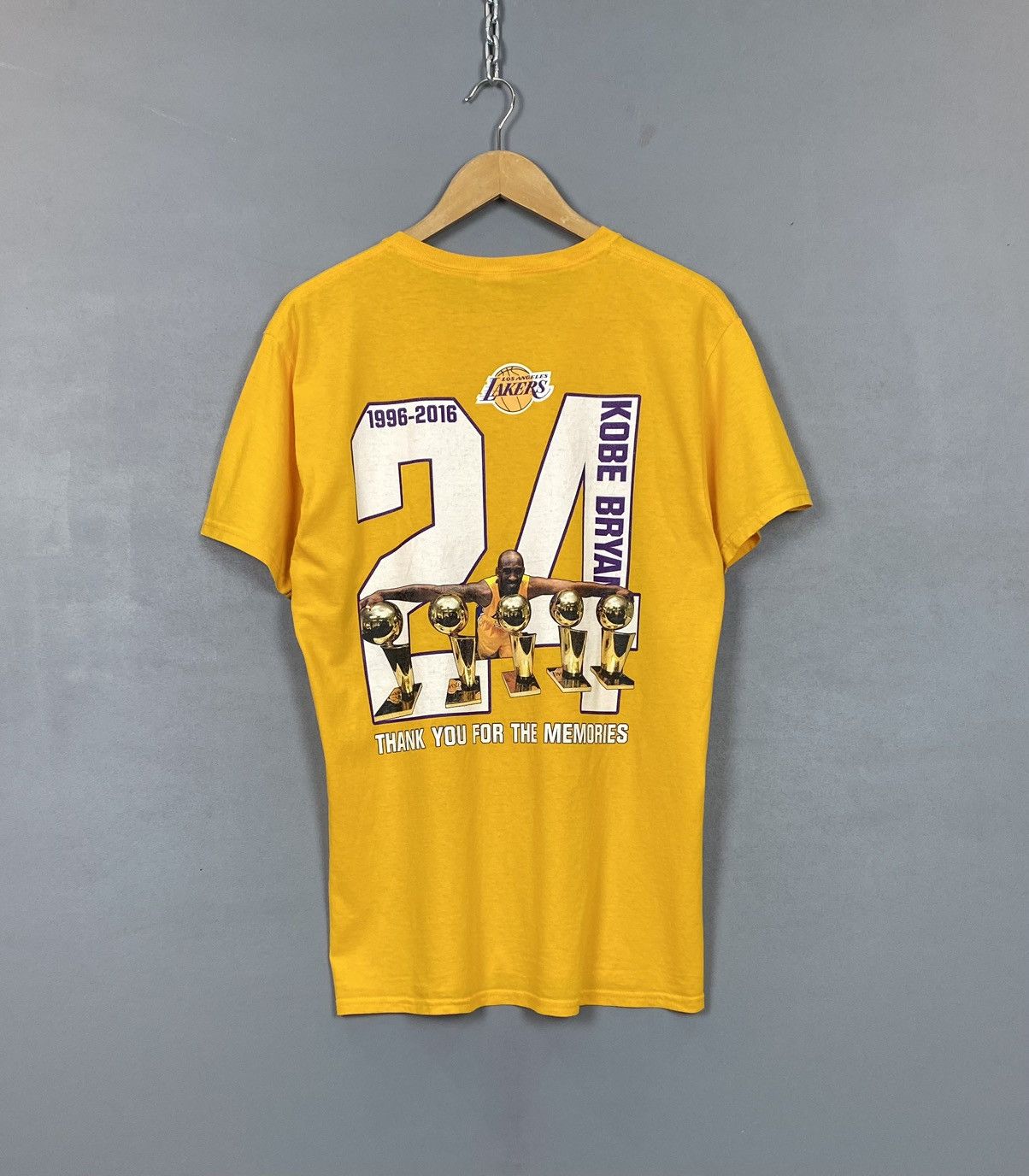 NBA Kobe Bryant Los Angeles Lakers 1996-2016 T-Shirt Size Medium Size US M / EU 48-50 / 2 - 9 Thumbnail