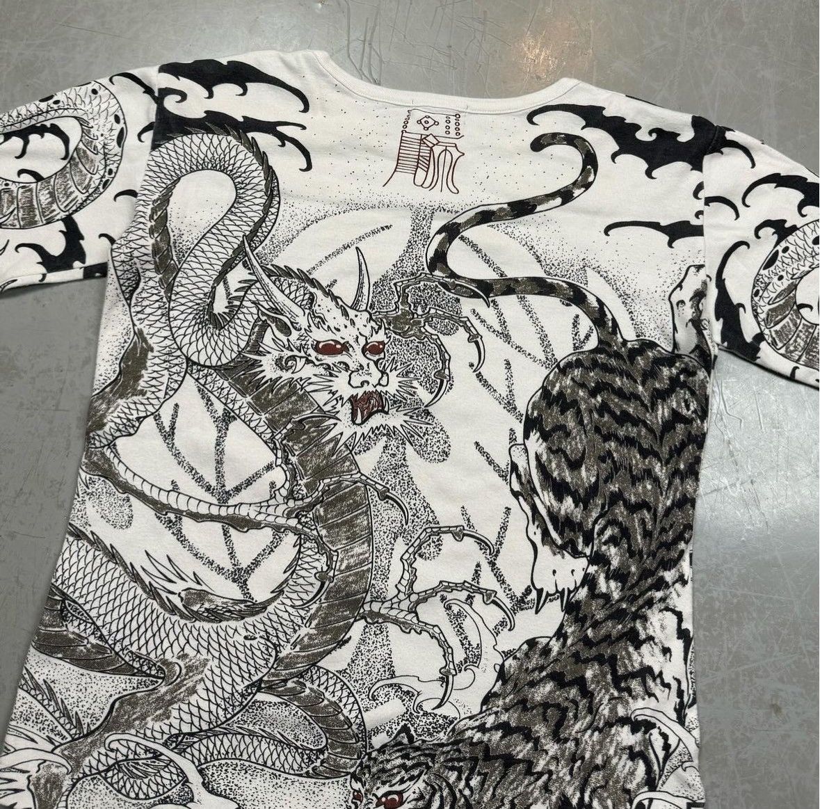 Yasuyuki Ishii Yasuyuki Ishii “Dualing Dragon & Tiger” Tattoo Shirt Size US M / EU 48-50 / 2 - 4 Thumbnail