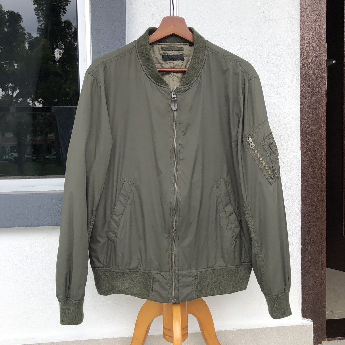 Uniqlo Uniqlo Women Ma-1 Bomber Jacket Size L / US 10 / IT 46 - 1 Thumbnail