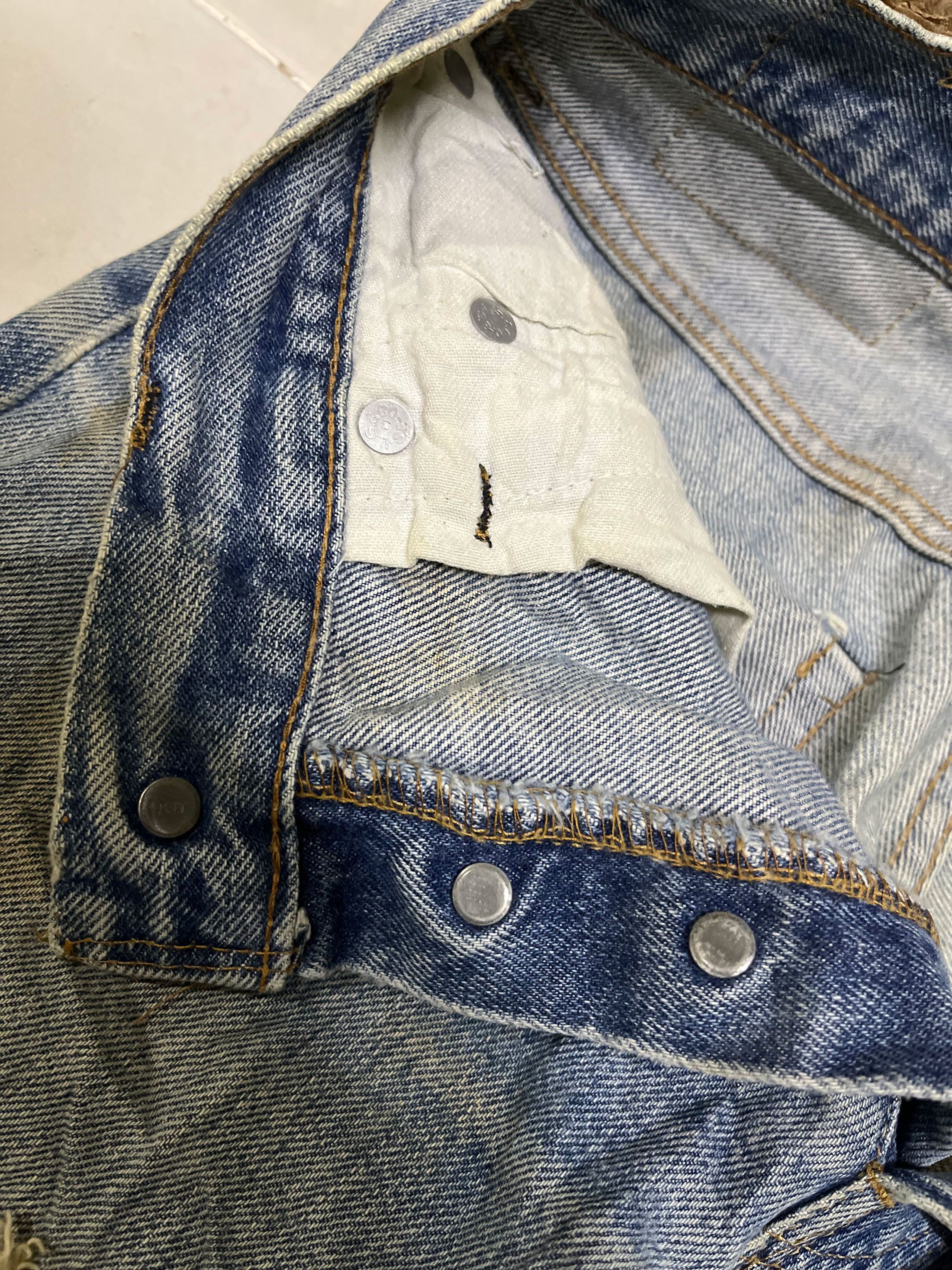 Levi's Vintage Clothing Distressed Vintage Levis 501 Selvedge Size US 28 / EU 44 - 4 Thumbnail