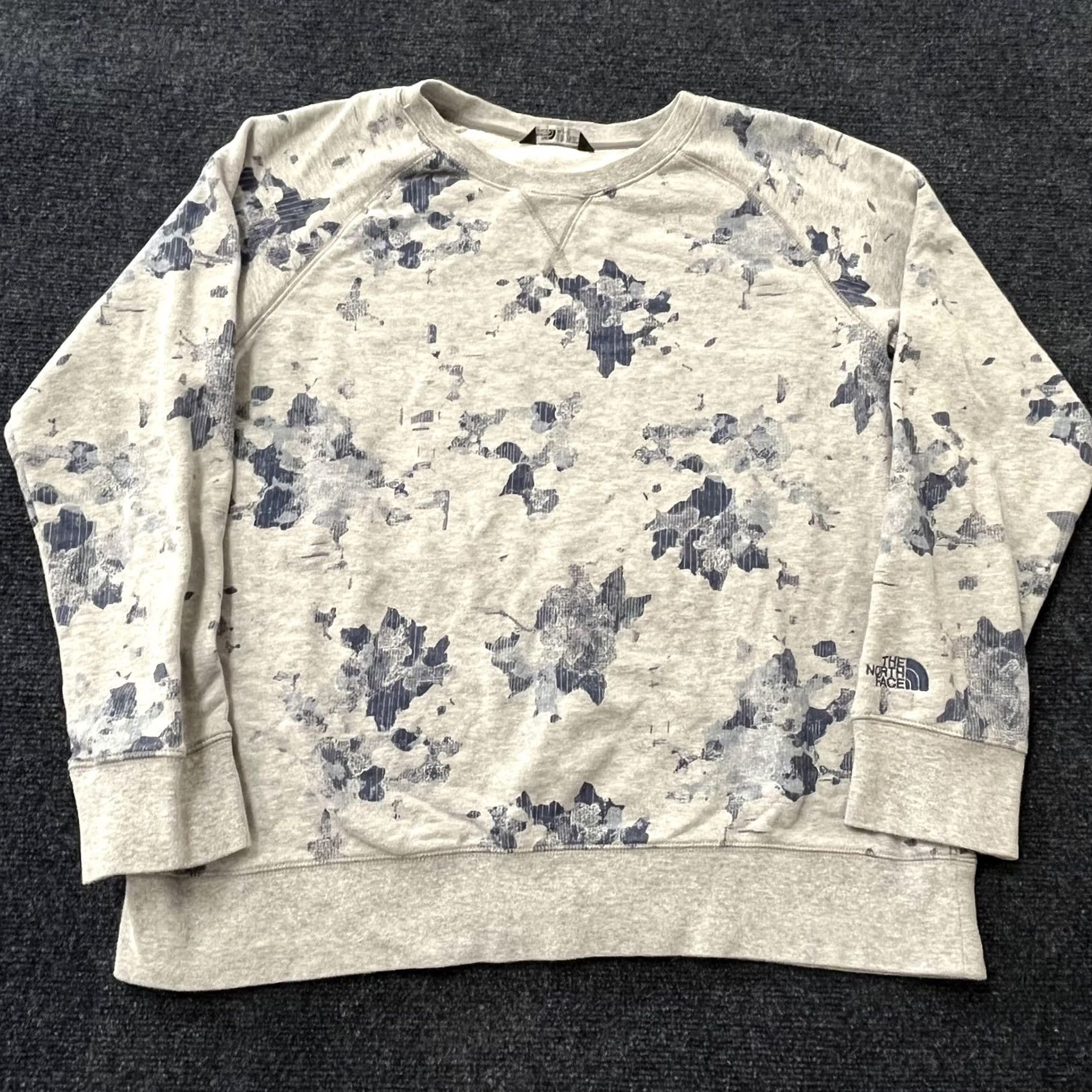 The North Face VINTAGE The North Face Sweatshirt Womens XL Gray Blue Floral Print Crewneck Pullover Size XL / US 12-14 / IT 48-50 - 2 Thumbnail