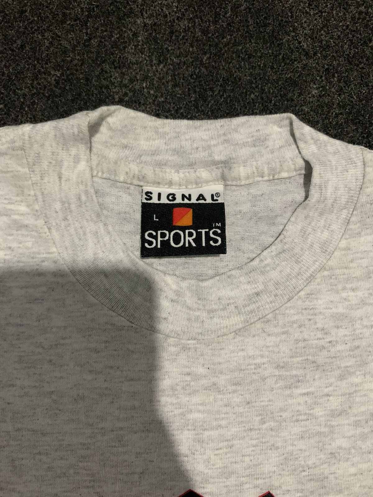 Vintage Vintage 1993 Chicago Bulls "THREE-PEAT" NBA World T-Shirt Size US L / EU 52-54 / 3 - 5 Thumbnail
