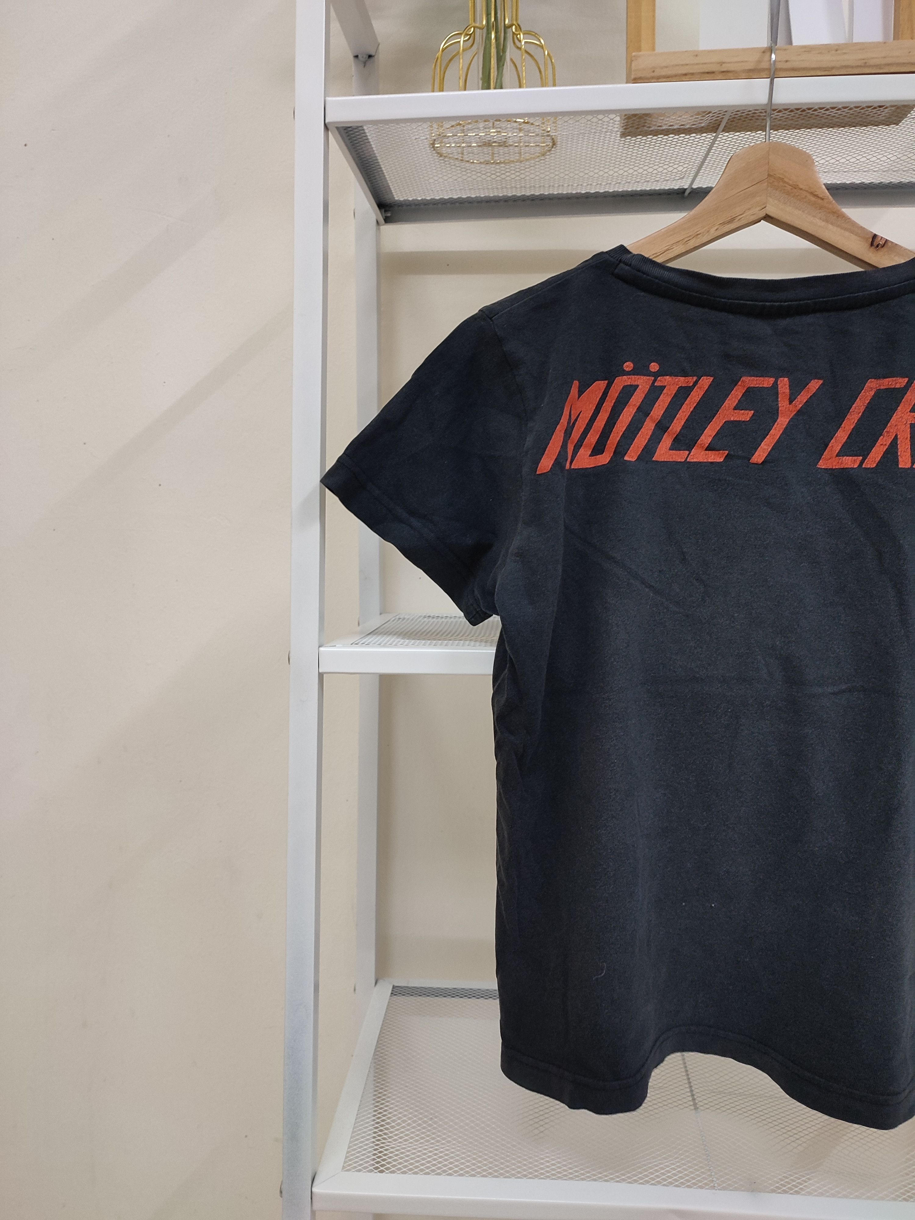 Band Tees 💥Trashed Vintage Y2K Motley Crue 2007 Crop Top Shirt Size US S / EU 44-46 / 1 - 8 Thumbnail