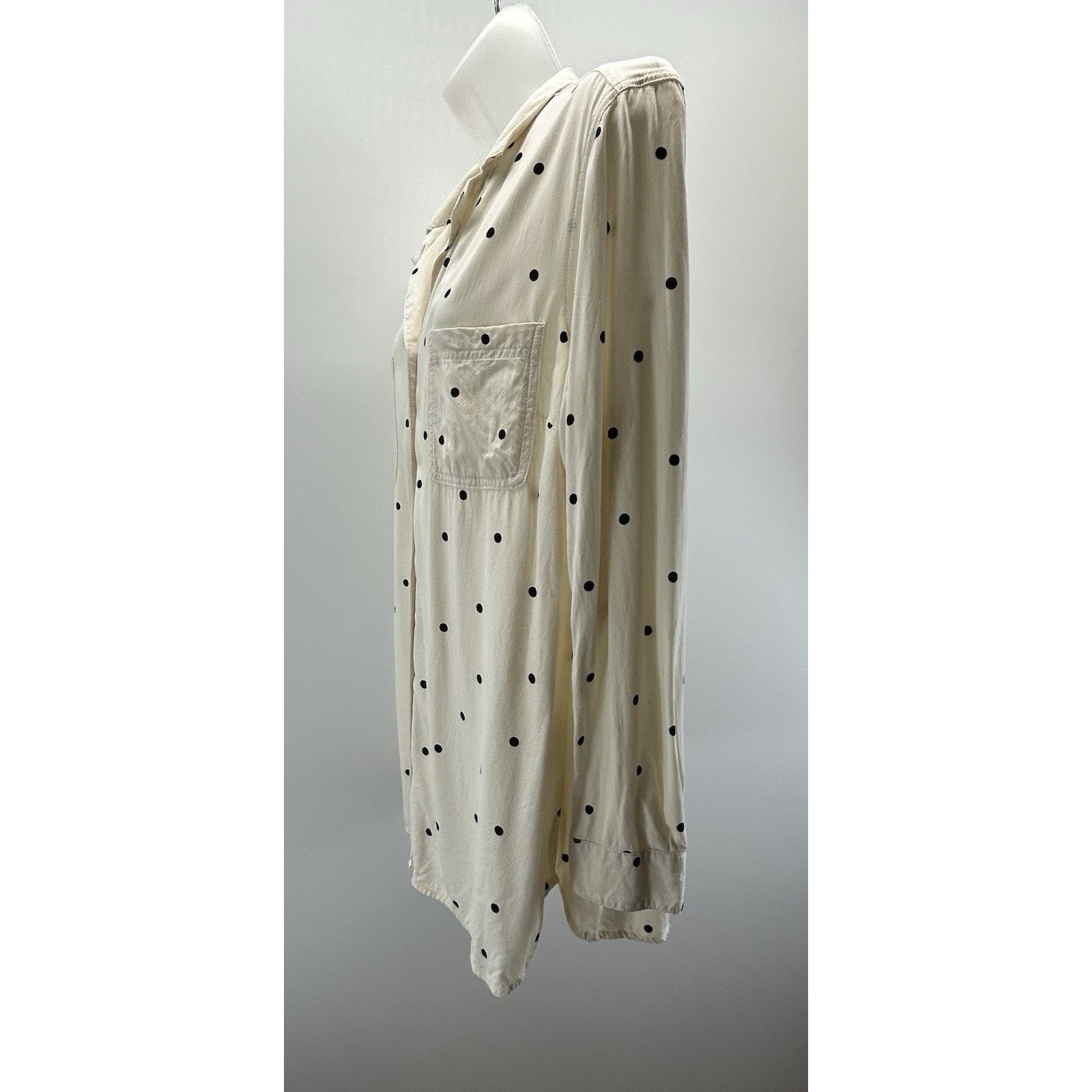 Old Navy OLD NAVY Women’s Sz L Cream Polka Dot 2 Pocket Blouse. Size L / US 10 / IT 46 - 4 Thumbnail