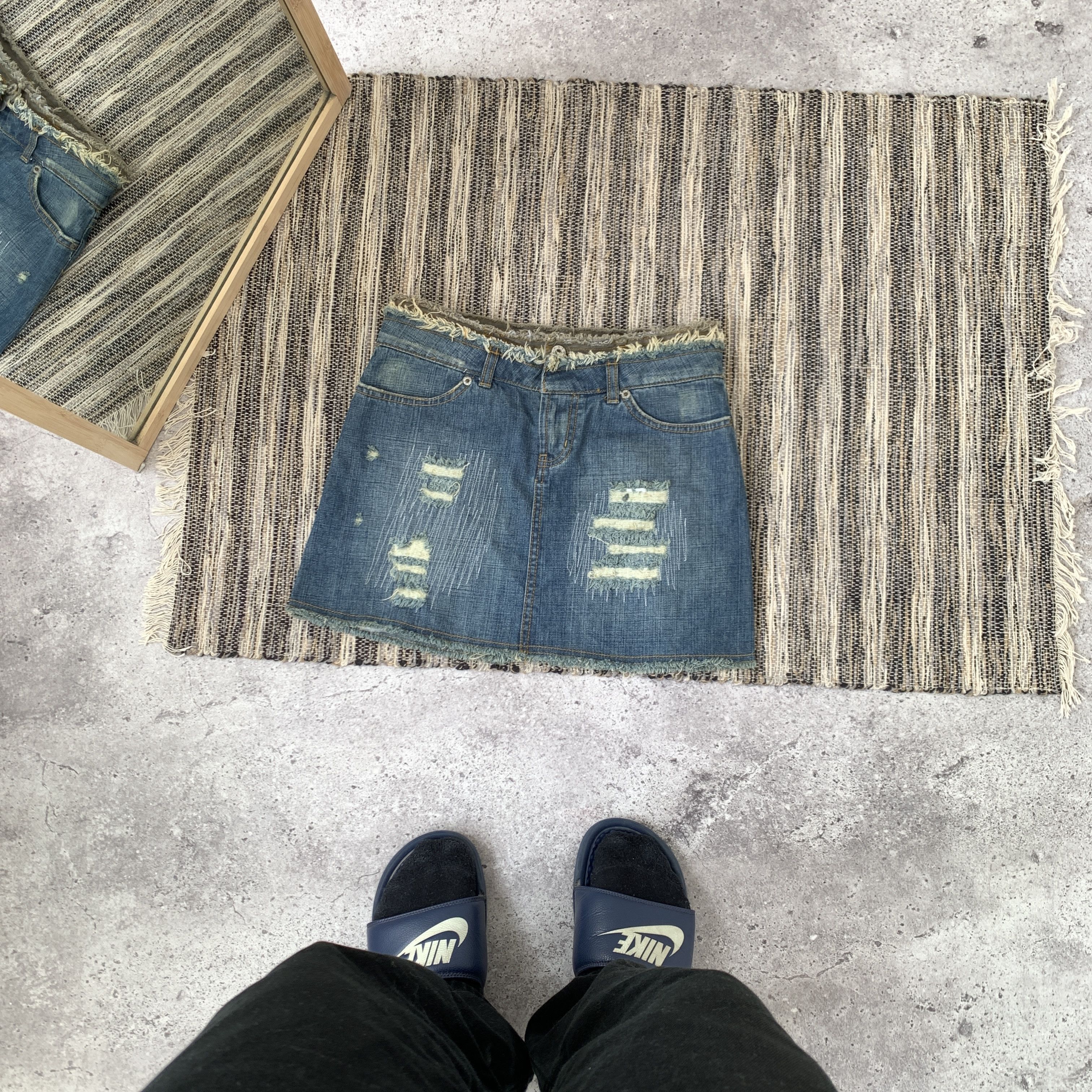 Japanese Brand Vintage Y2K Faded Women's Blue Denim Low RIse Mini Skirt Size 24" / US 00 / IT 34 - 1 Thumbnail
