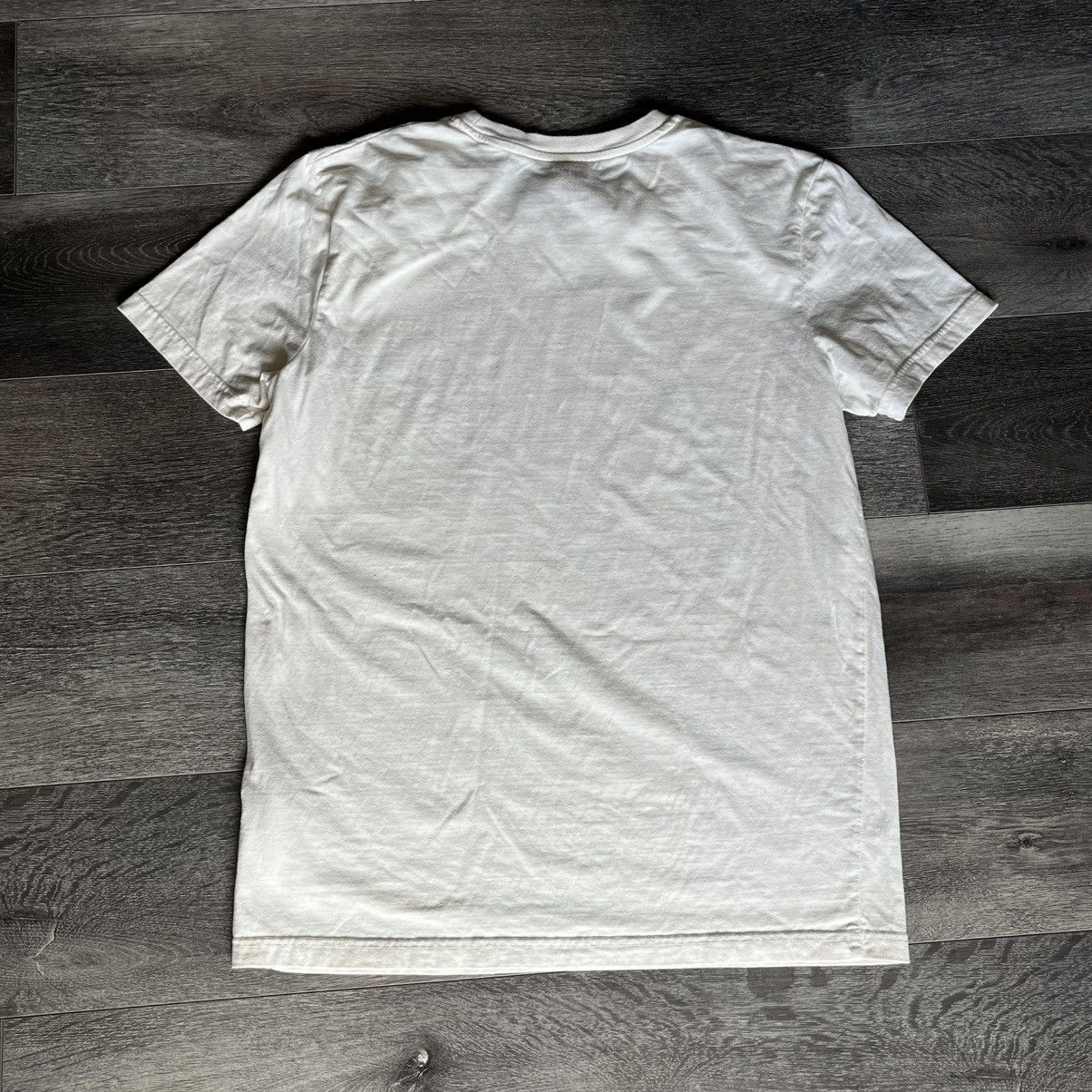 Vintage The Art of Banksy Redent Street Flower Thrower 2003 Art Tee Size US M / EU 48-50 / 2 - 2 Thumbnail