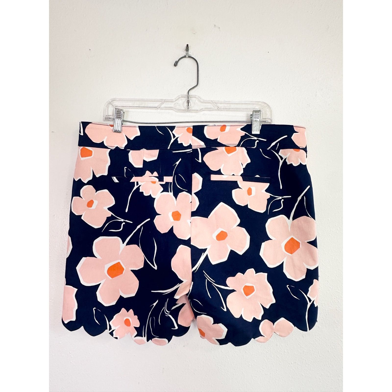 Isaac Mizrahi NWT Isaac Mizrahi Live! Scallop Hem Shorts size 12 Size 34" / US 12 / IT 48 - 4 Thumbnail