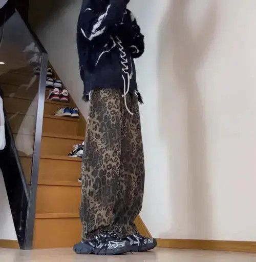 Jean Retro straight leg loose fitting leopard print jeans Size US 32 / EU 48 - 2 Thumbnail