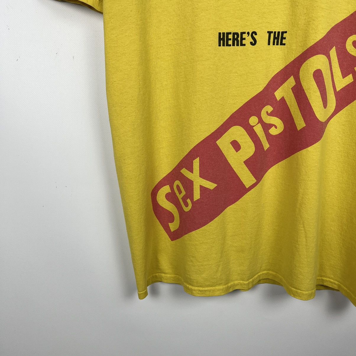 Band Tees Vintage Sex Pistols Never Mind The Bullocks band tee 90’s Size US L / EU 52-54 / 3 - 4 Thumbnail
