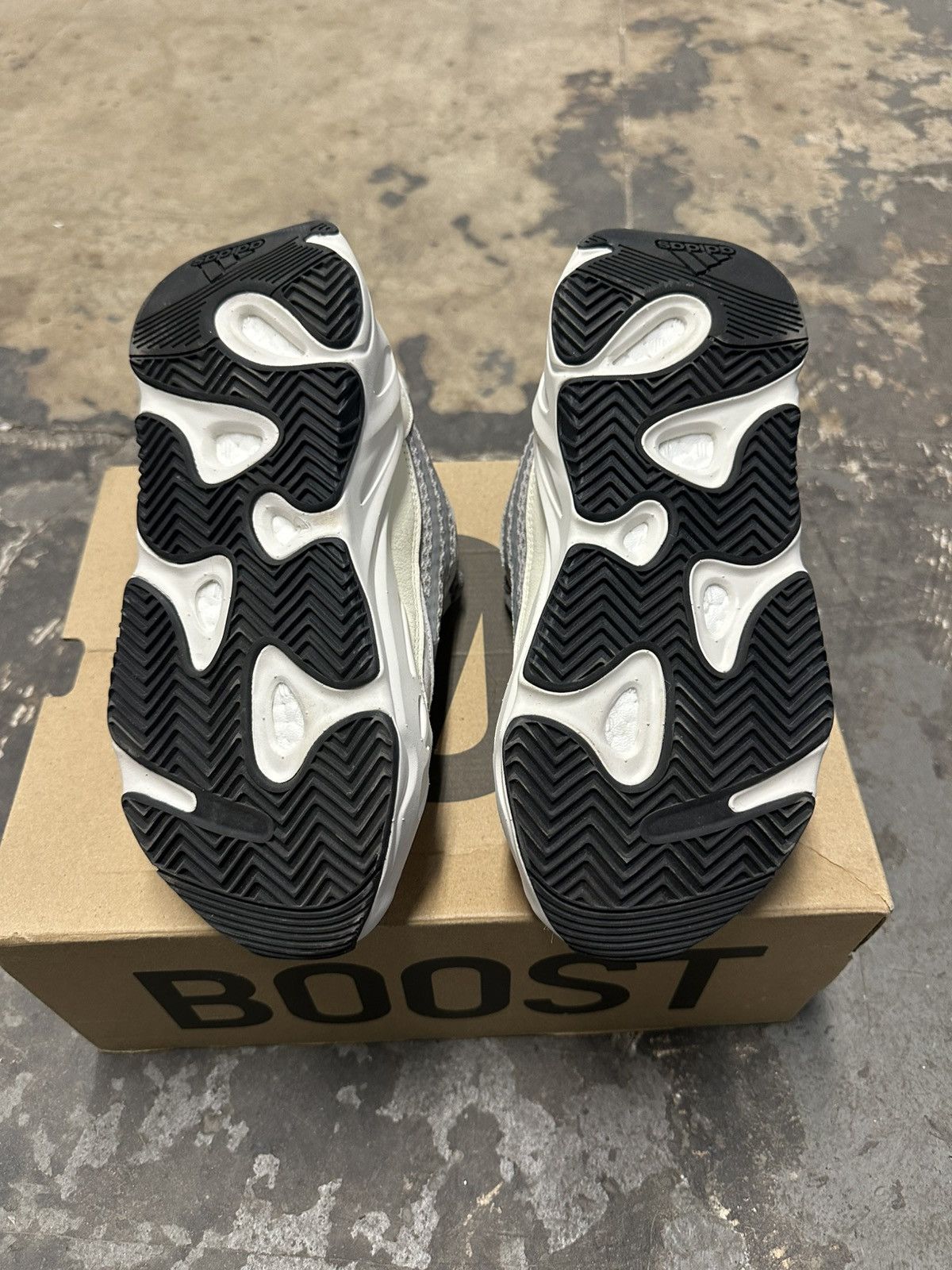 Adidas × Yeezy Yeezy Boost 700 V2 Static Size US 5.5 / EU 38 - 5 Thumbnail