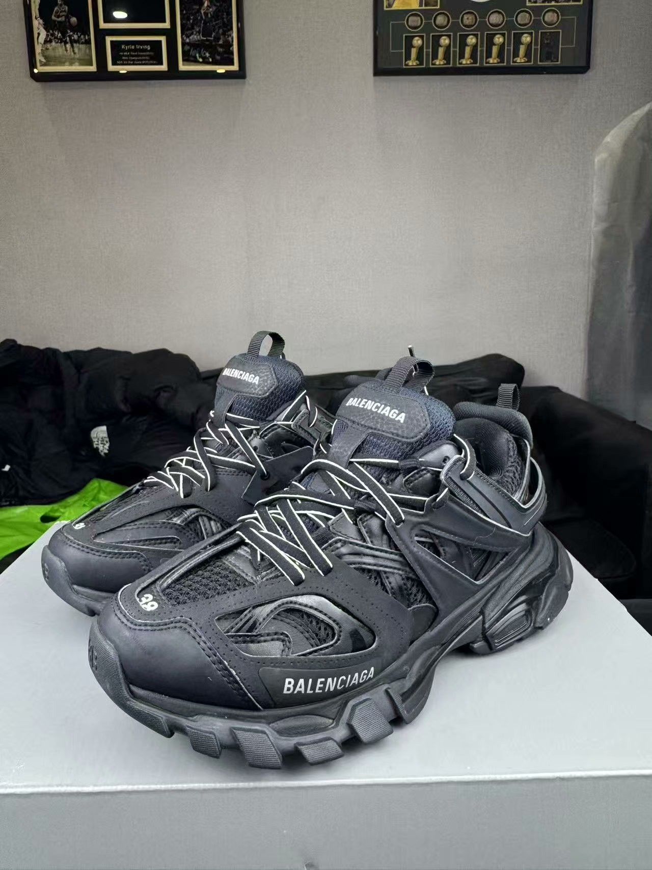 Balenciaga Balenciaga Black Lowtop Sneakers 38 Women Size US 7.5 / IT 37.5 - 1 Thumbnail