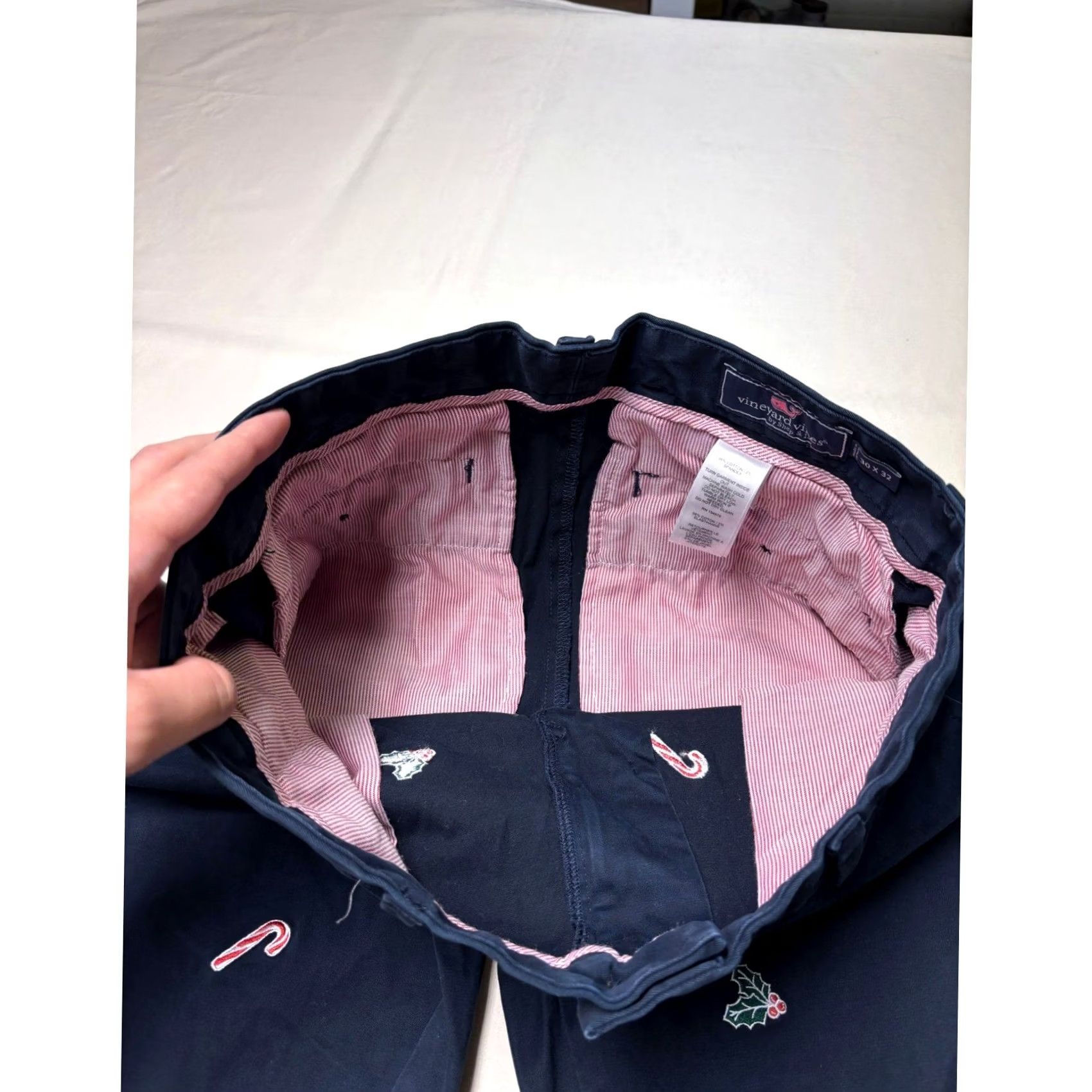 Vineyard Vines VINEYARD VINES Mens Christmas Candy Cane Holly Embroidered Chino Pants 30x32 Size US 30 / EU 46 - 4 Thumbnail