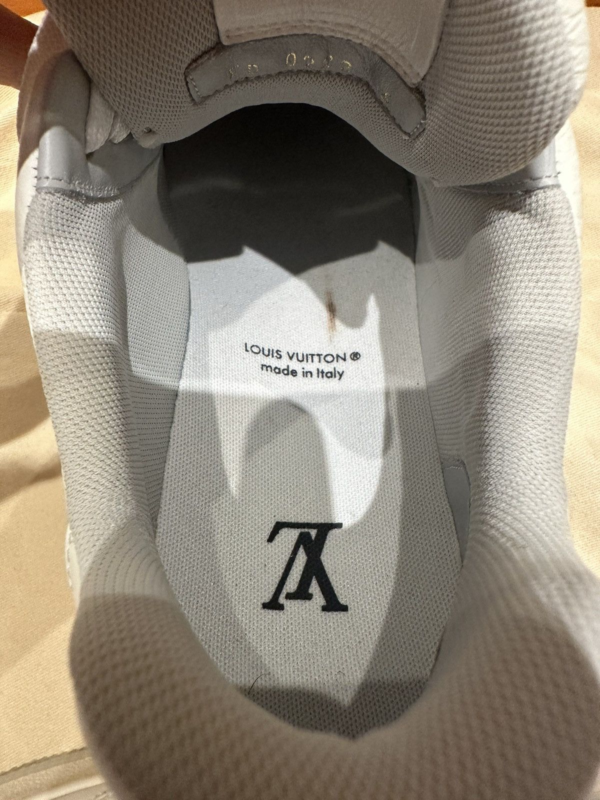 Louis Vuitton Louis Vuitton White & Grey ‘LV Sneaker’ Size US 7 / EU 40 - 19 Thumbnail
