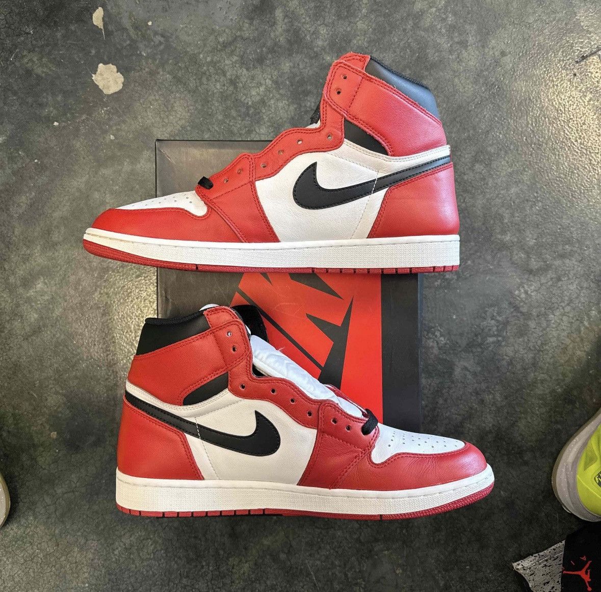 Nike Jordan 1 High Chicago (2015) Size US 13 / EU 46 - 2 Thumbnail