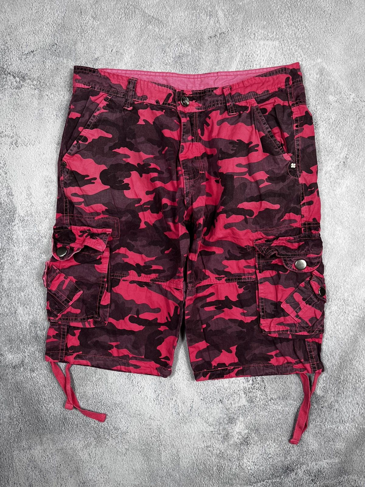 Vintage Vintage Y2K pink camo shorts streetwear outdoor Size US 30 / EU 46 - 1 Thumbnail