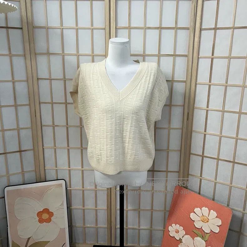 Hermes Hermes Ivory V-neck short-sleeve knit vest, 100% wool Size XS / US 0-2 / IT 36-38 - 1 Thumbnail