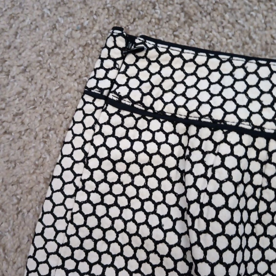 Ann Taylor Ann Taylor Skirt Petites 2P Short White Black Geometric Lined Silk Zip Women Size 26" / US 2 / IT 38 - 7 Thumbnail