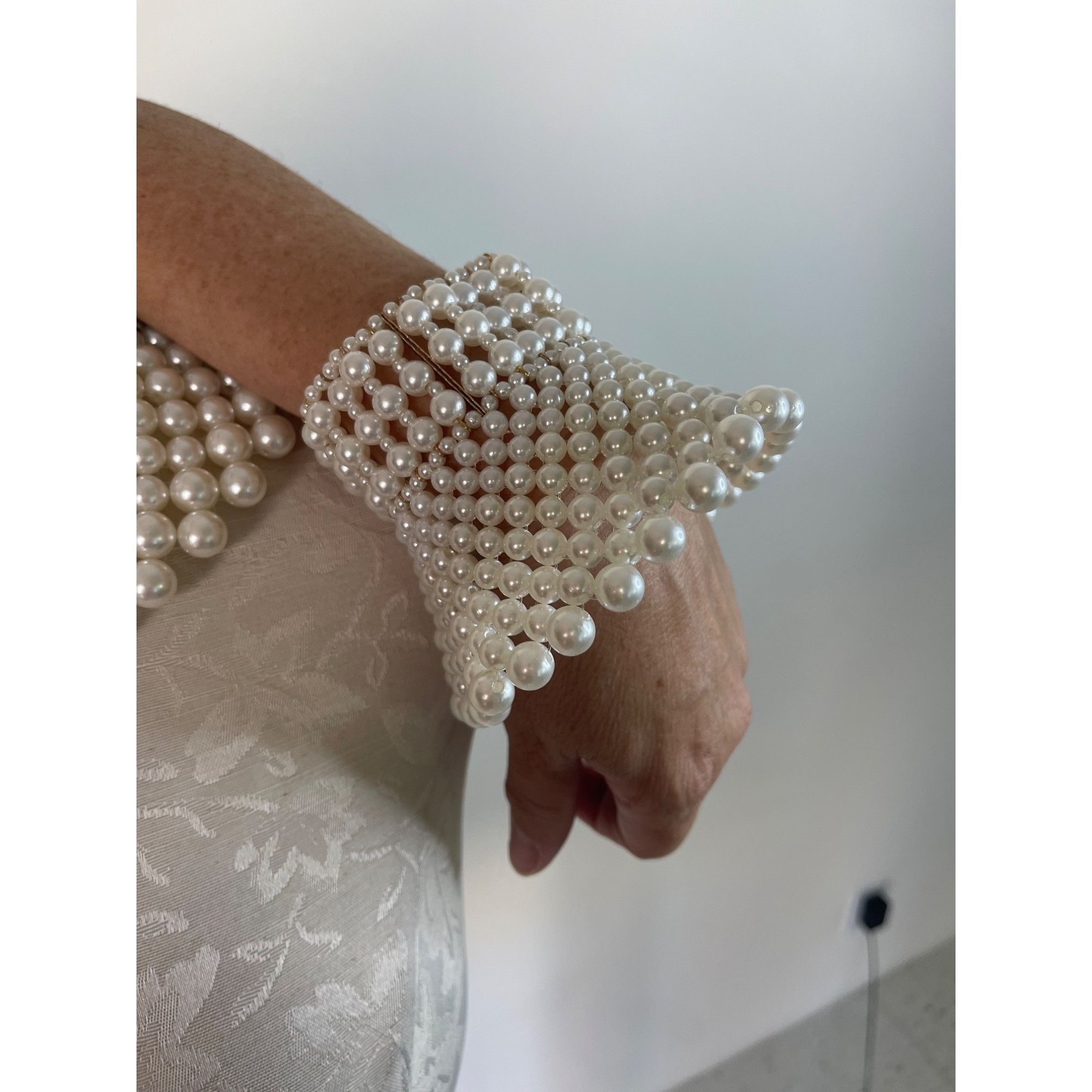 Vintage Womens Pearl Collar and Cuffs Set One Size